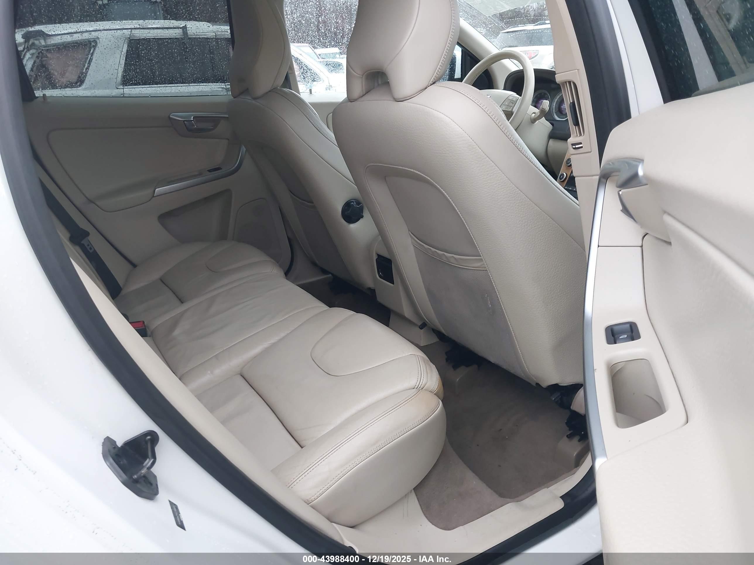 VOLVO XC60 image 8