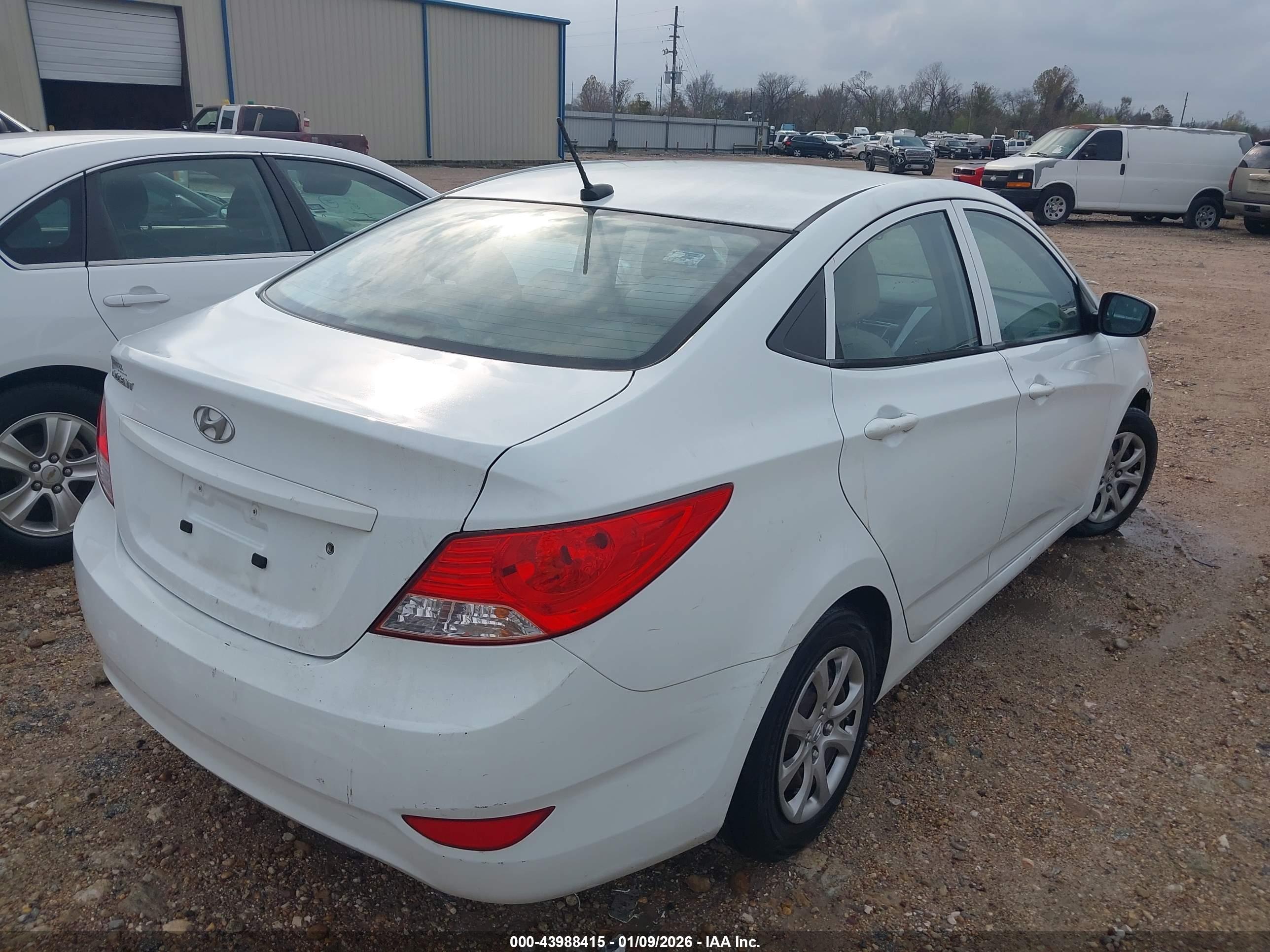 HYUNDAI ACCENT image 4