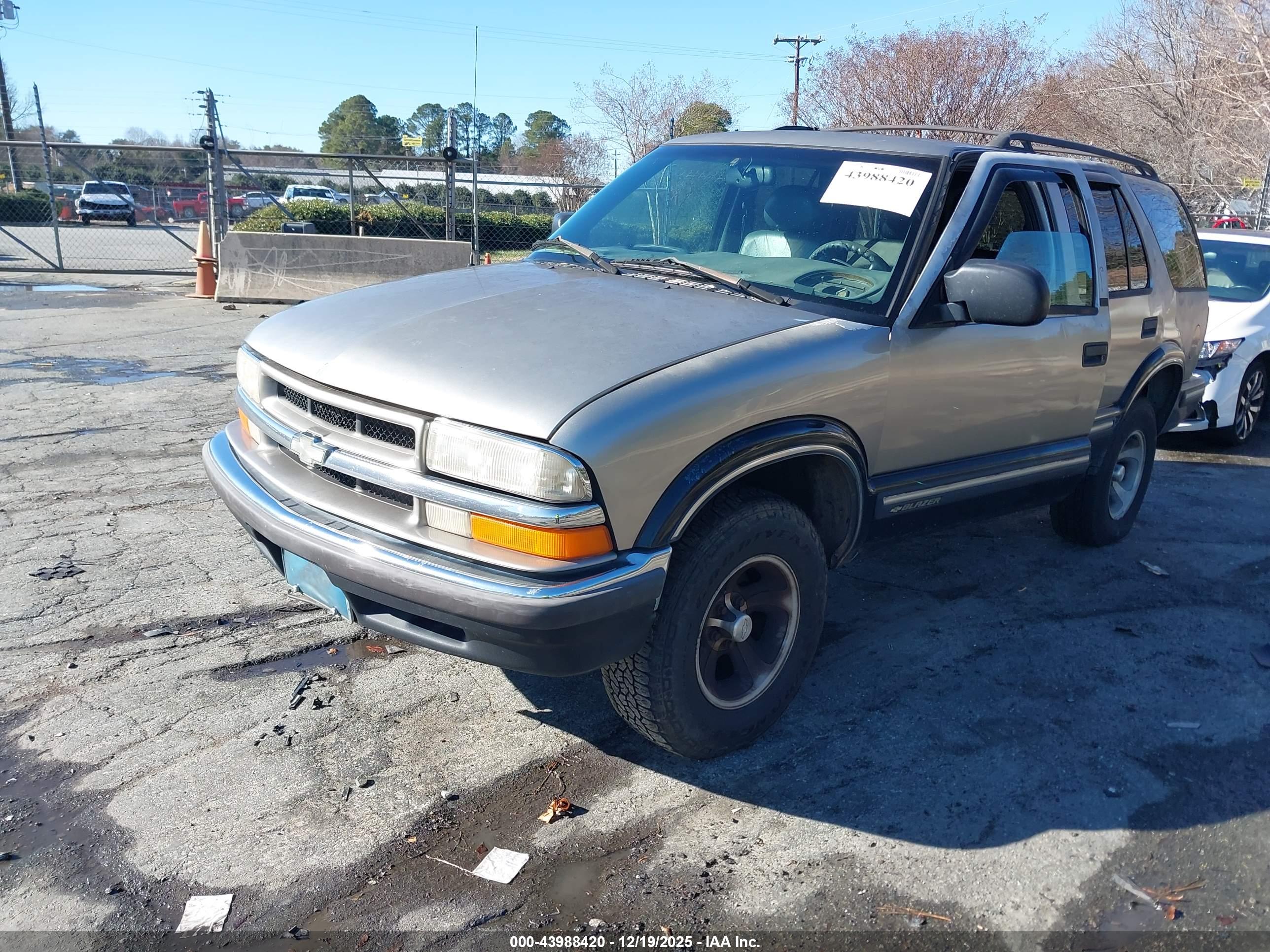 CHEVROLET BLAZER image 2