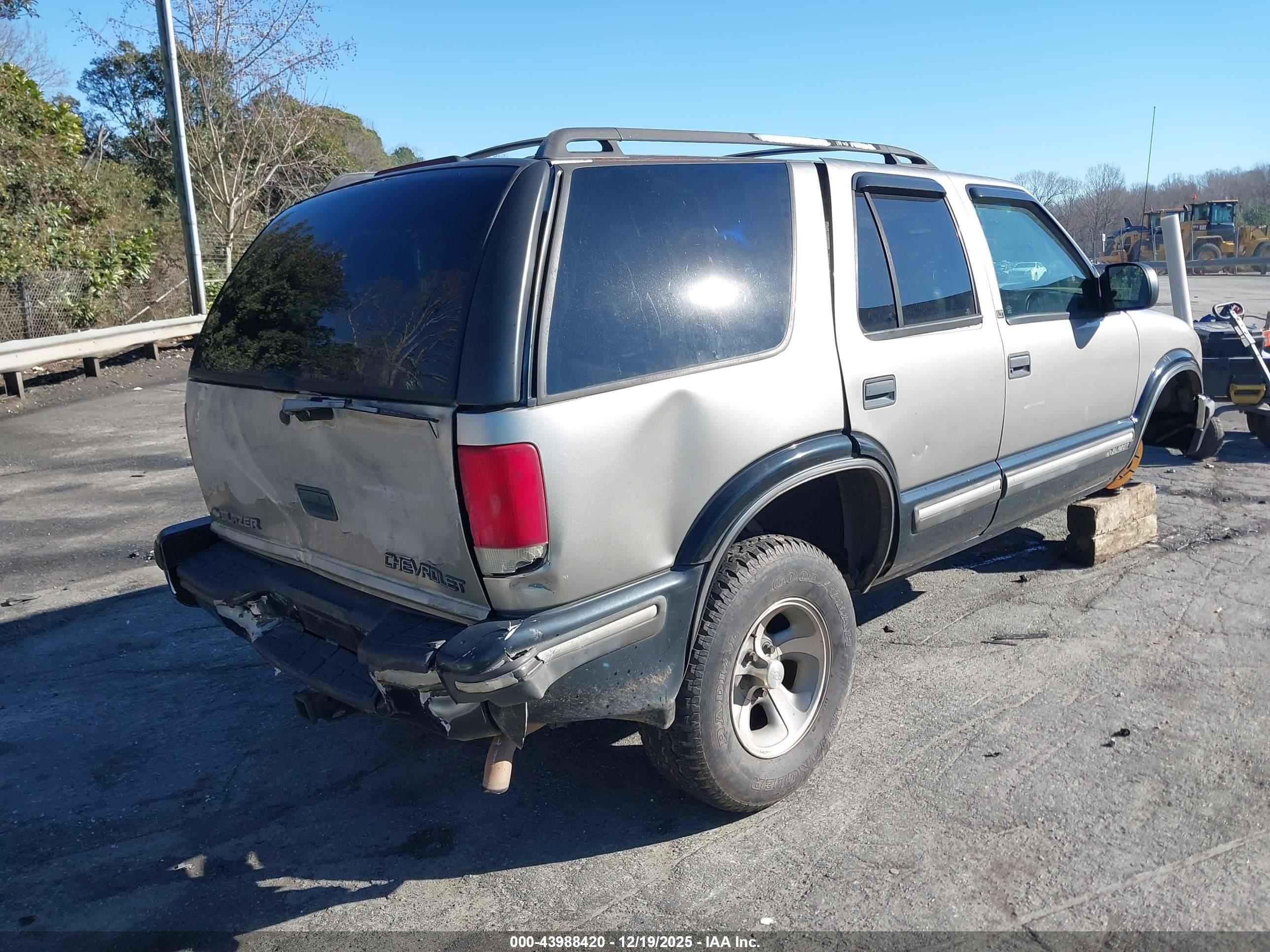 CHEVROLET BLAZER image 4
