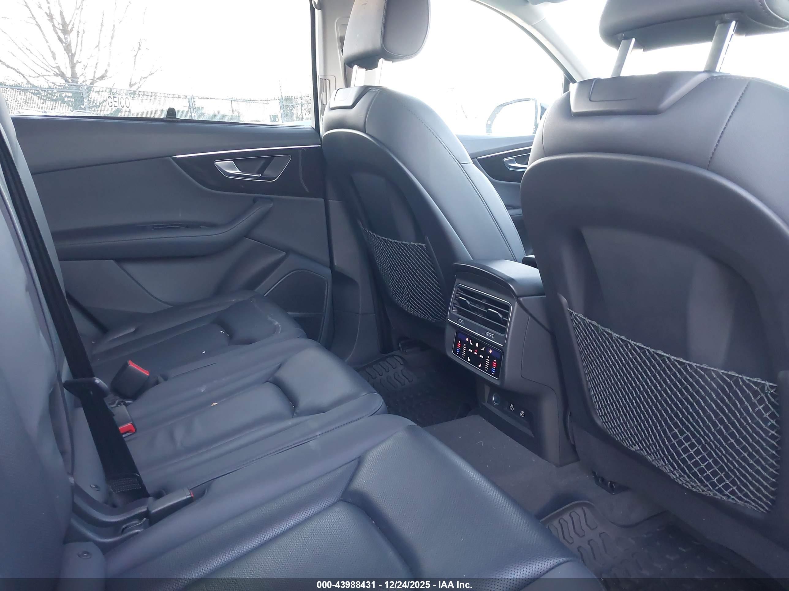AUDI Q7 image 8