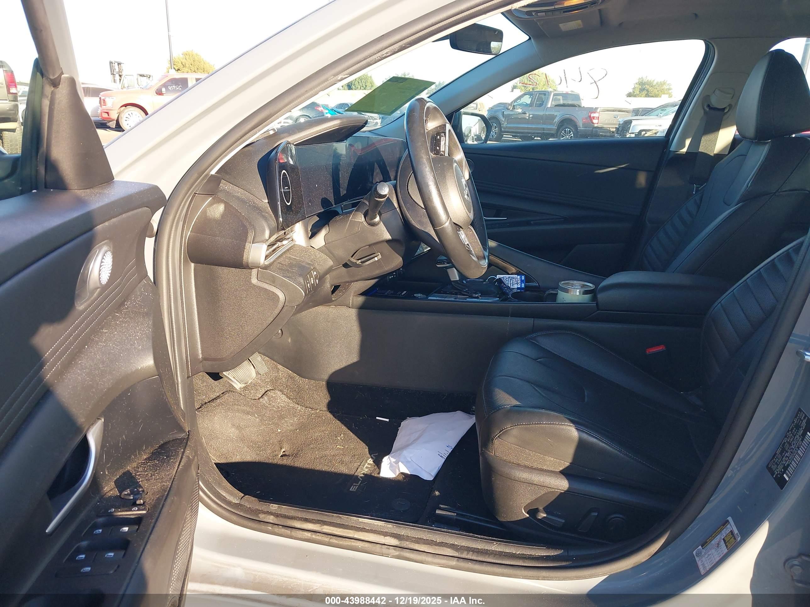HYUNDAI ELANTRA image 5