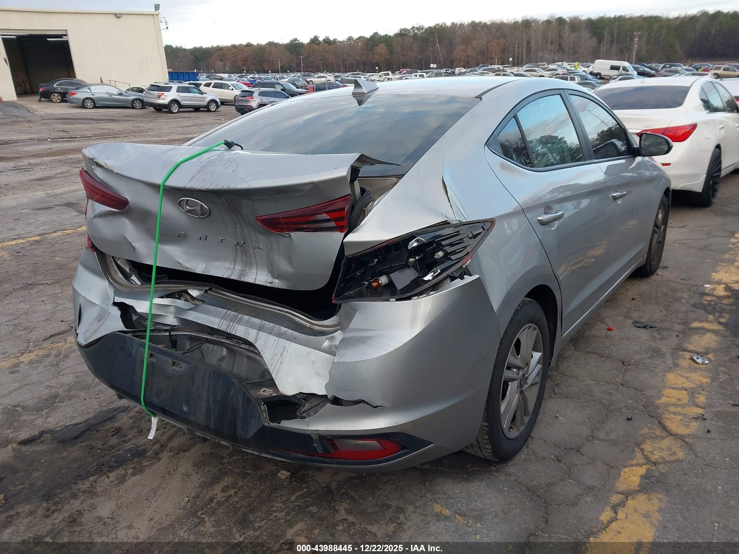 HYUNDAI ELANTRA image 4