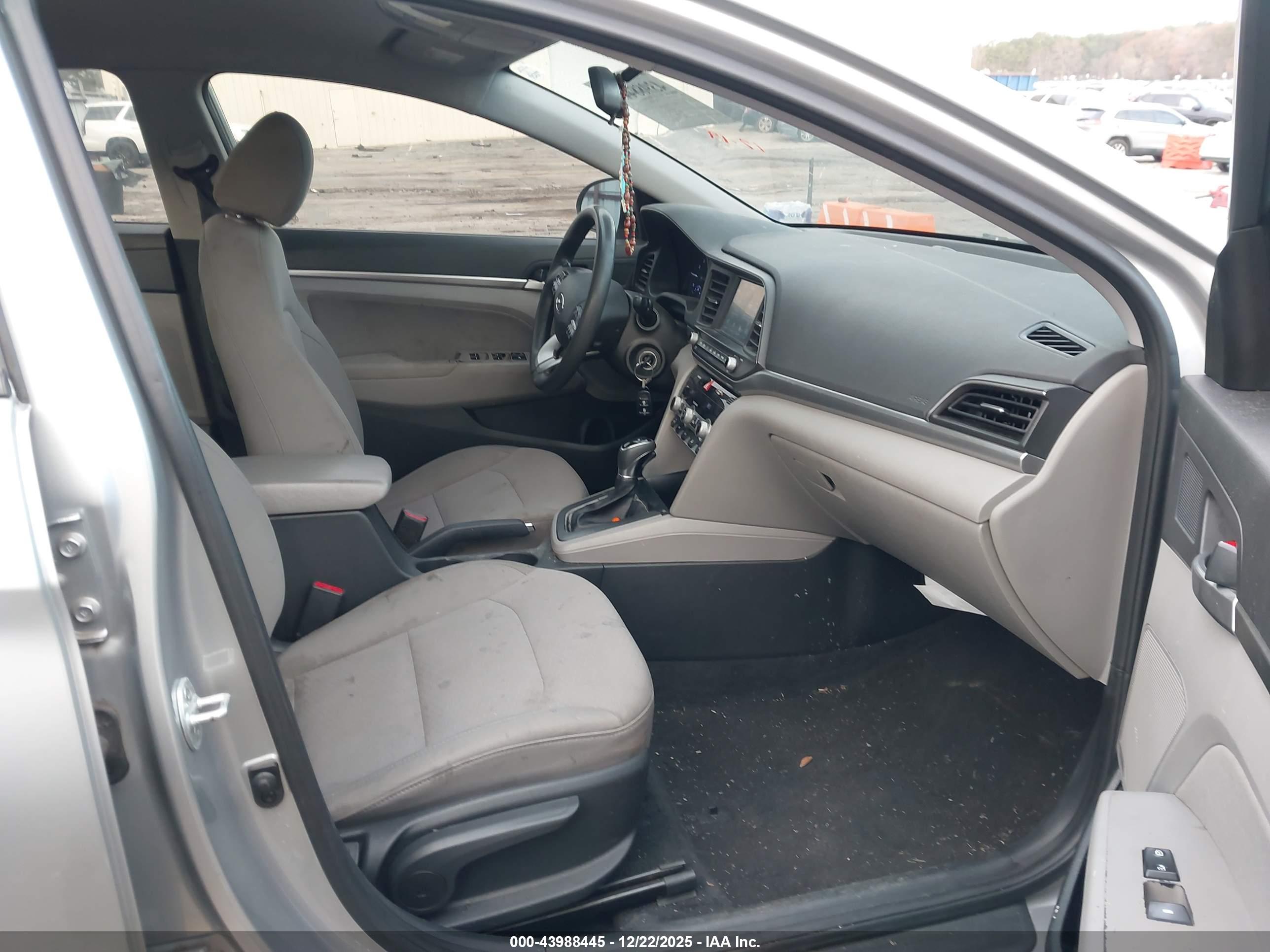 HYUNDAI ELANTRA image 5