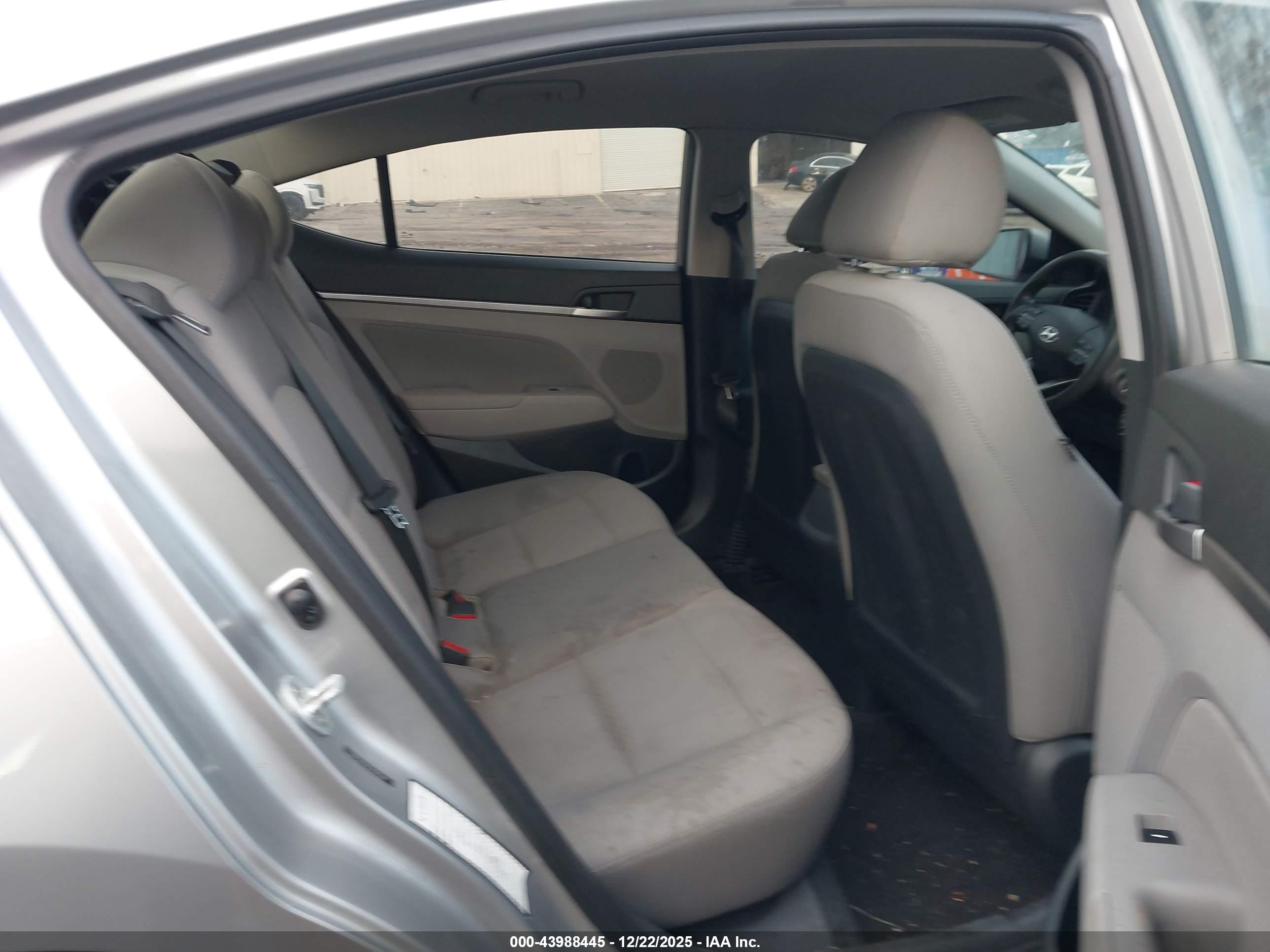 HYUNDAI ELANTRA image 8