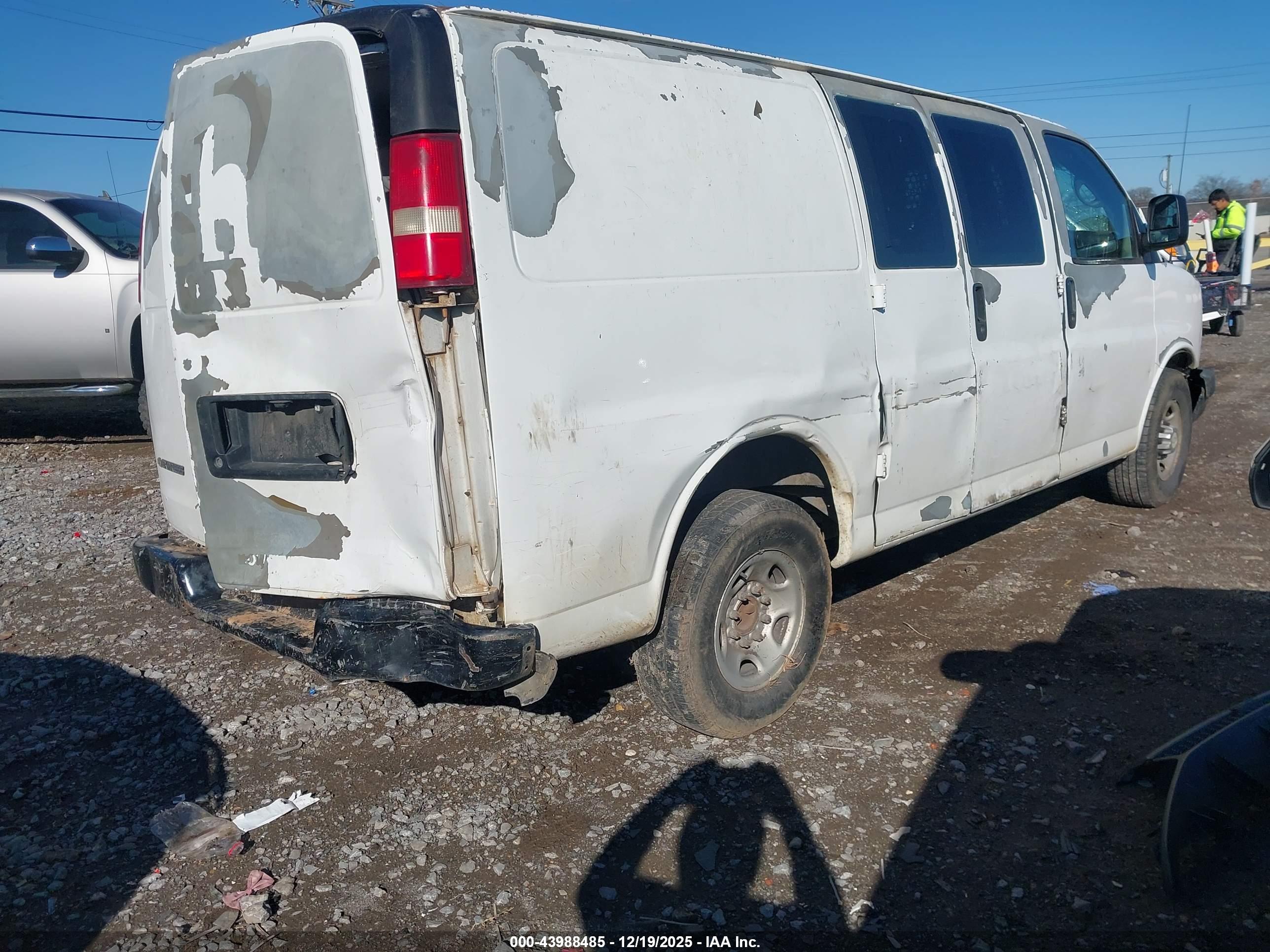 CHEVROLET EXPRESS image 4
