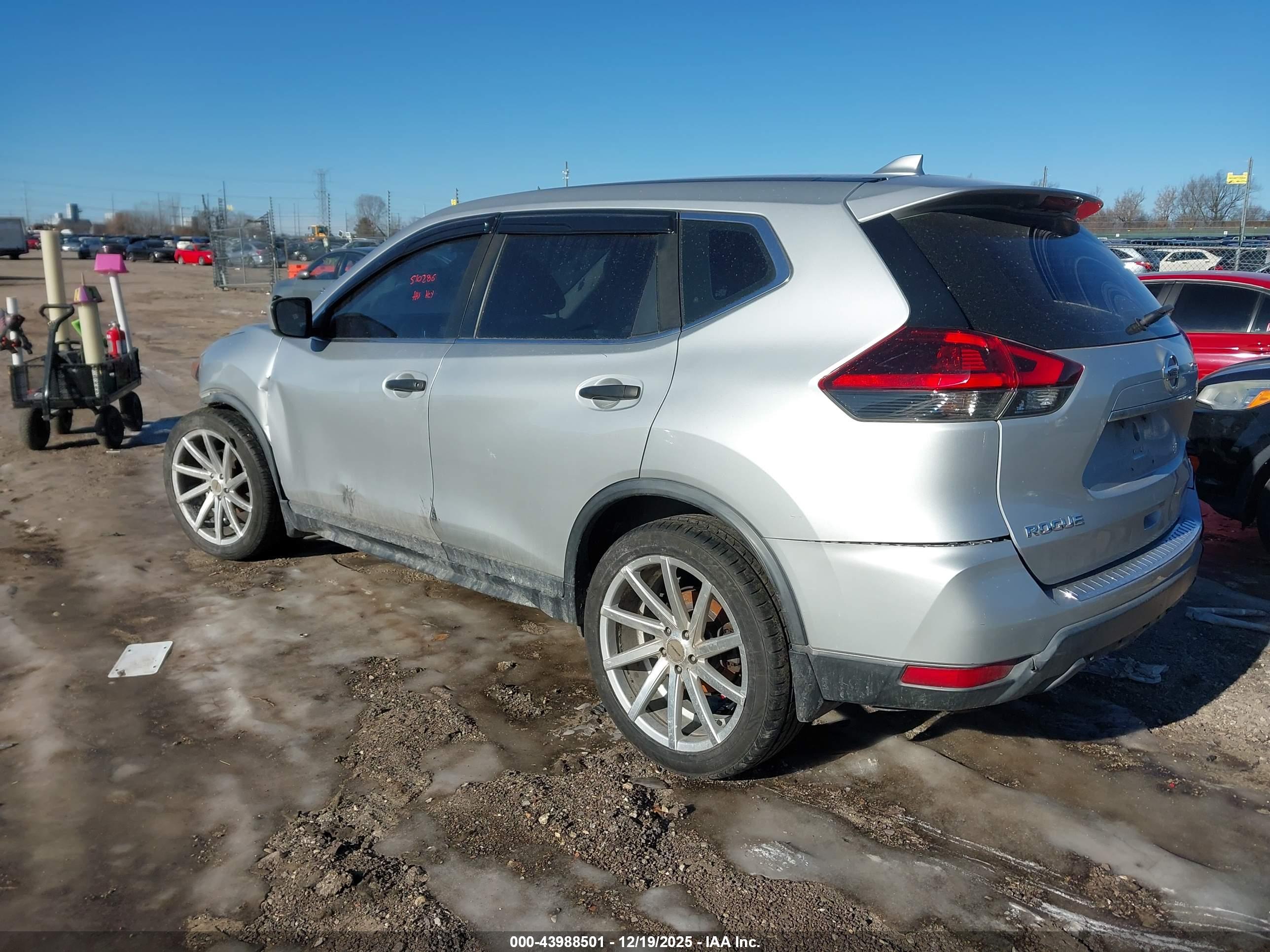 NISSAN ROGUE image 3