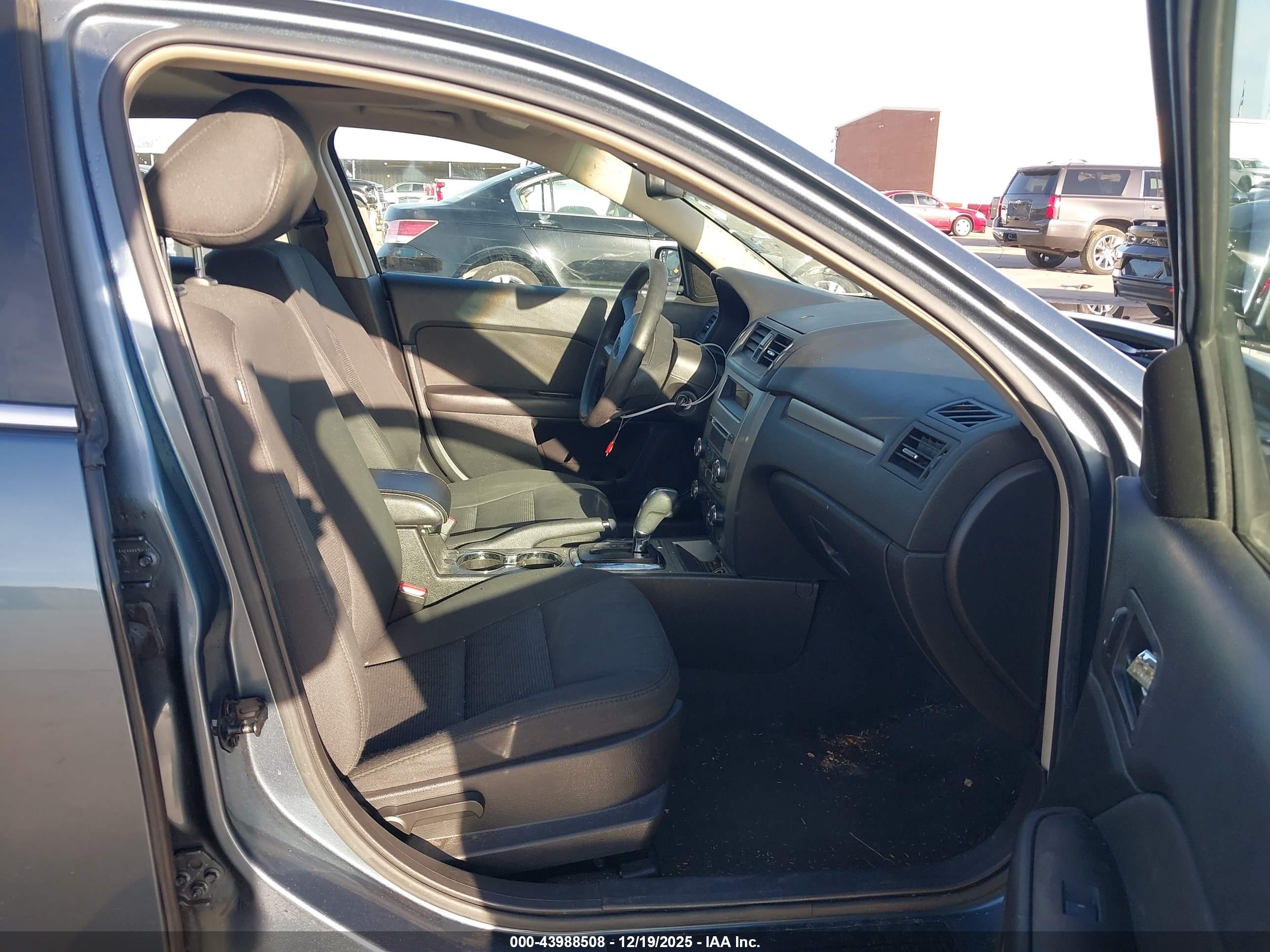 FORD FUSION image 5