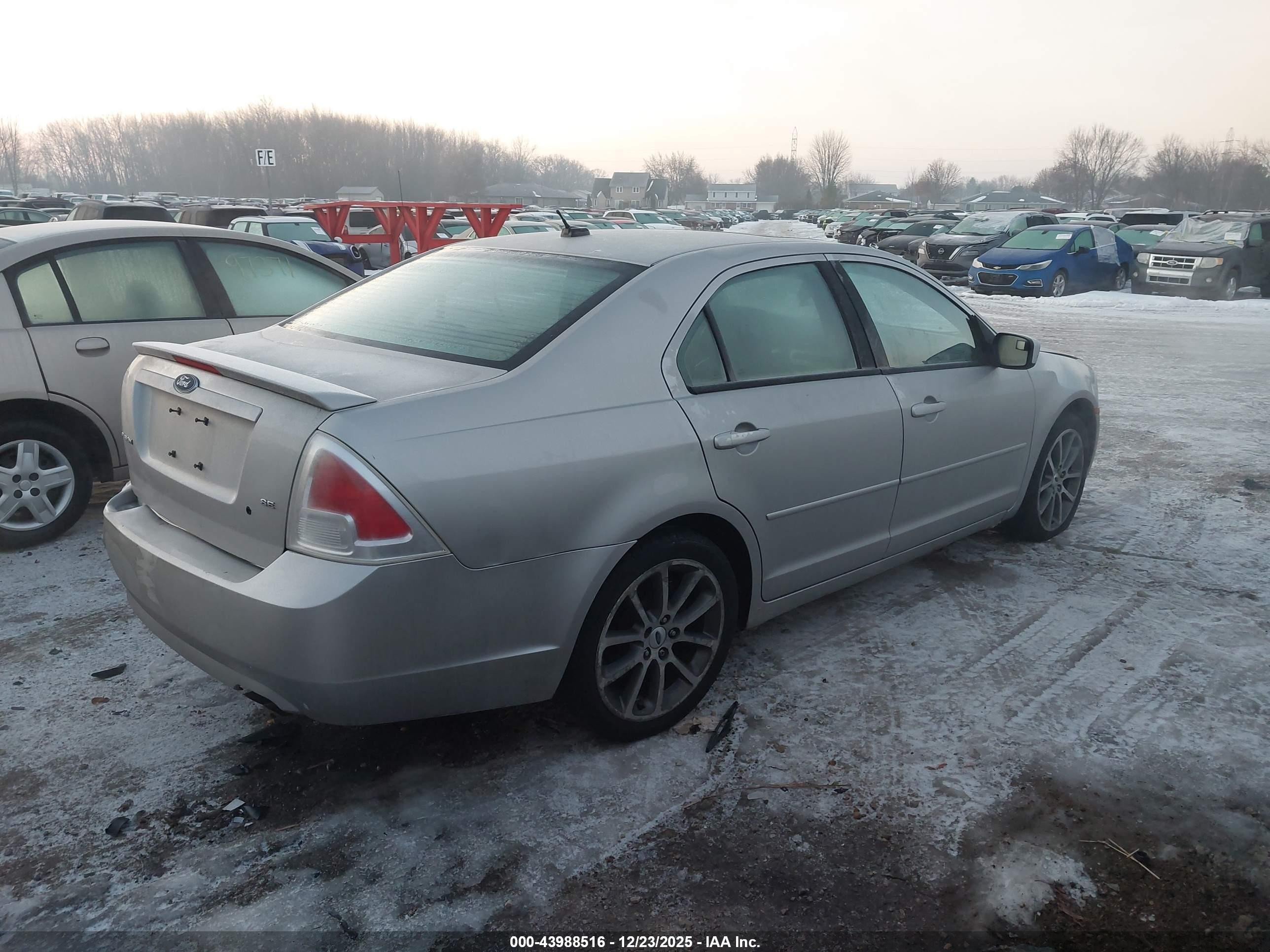 FORD FUSION image 4