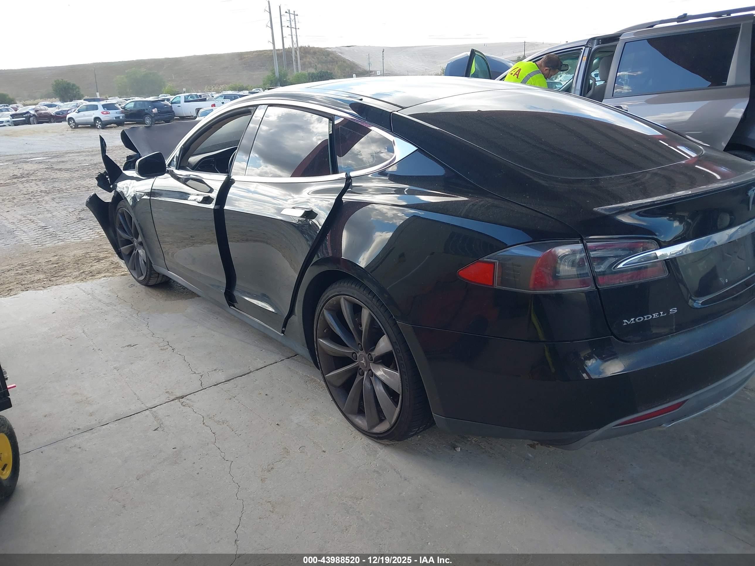 TESLA MODEL image 3