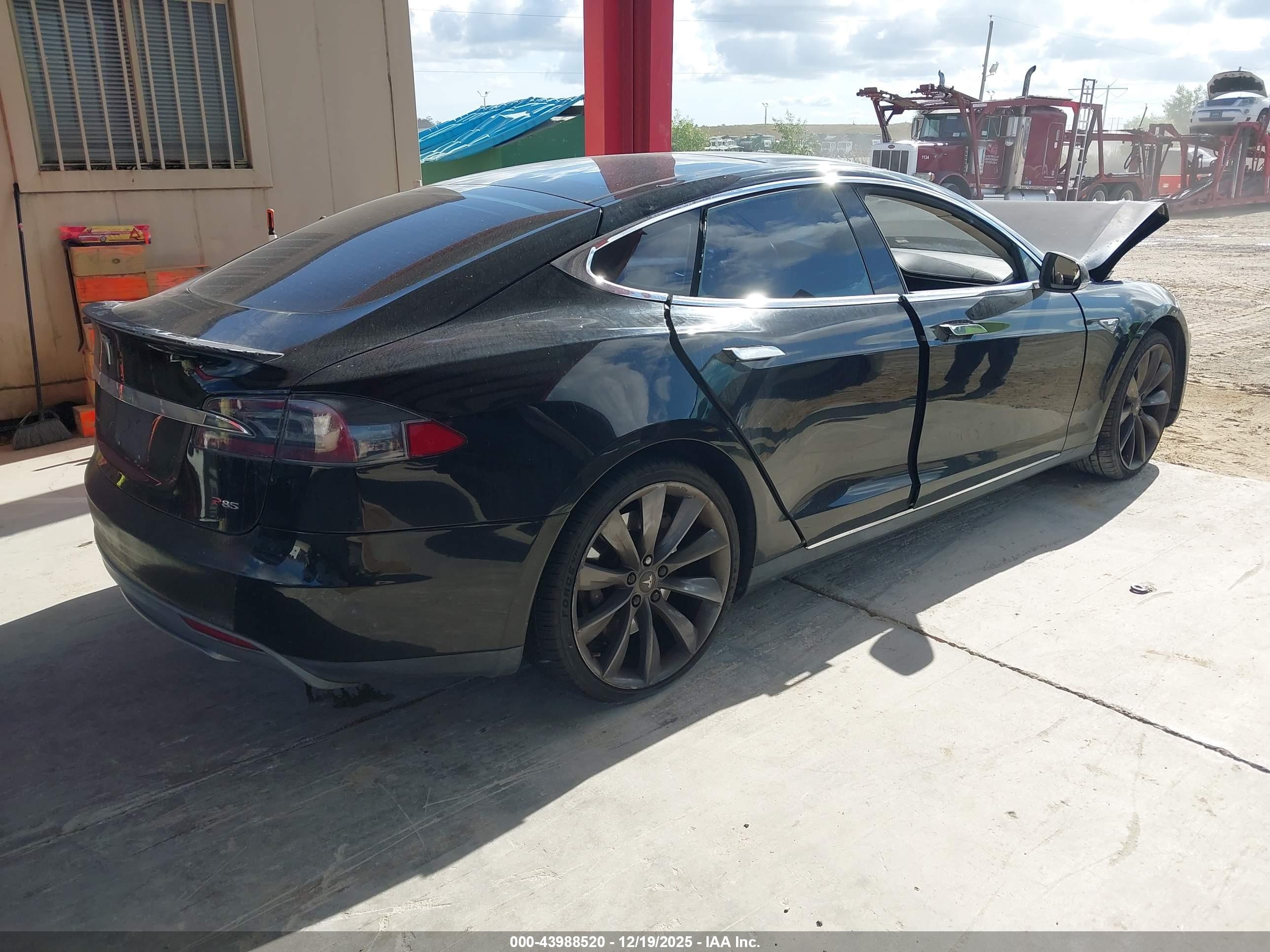TESLA MODEL image 4