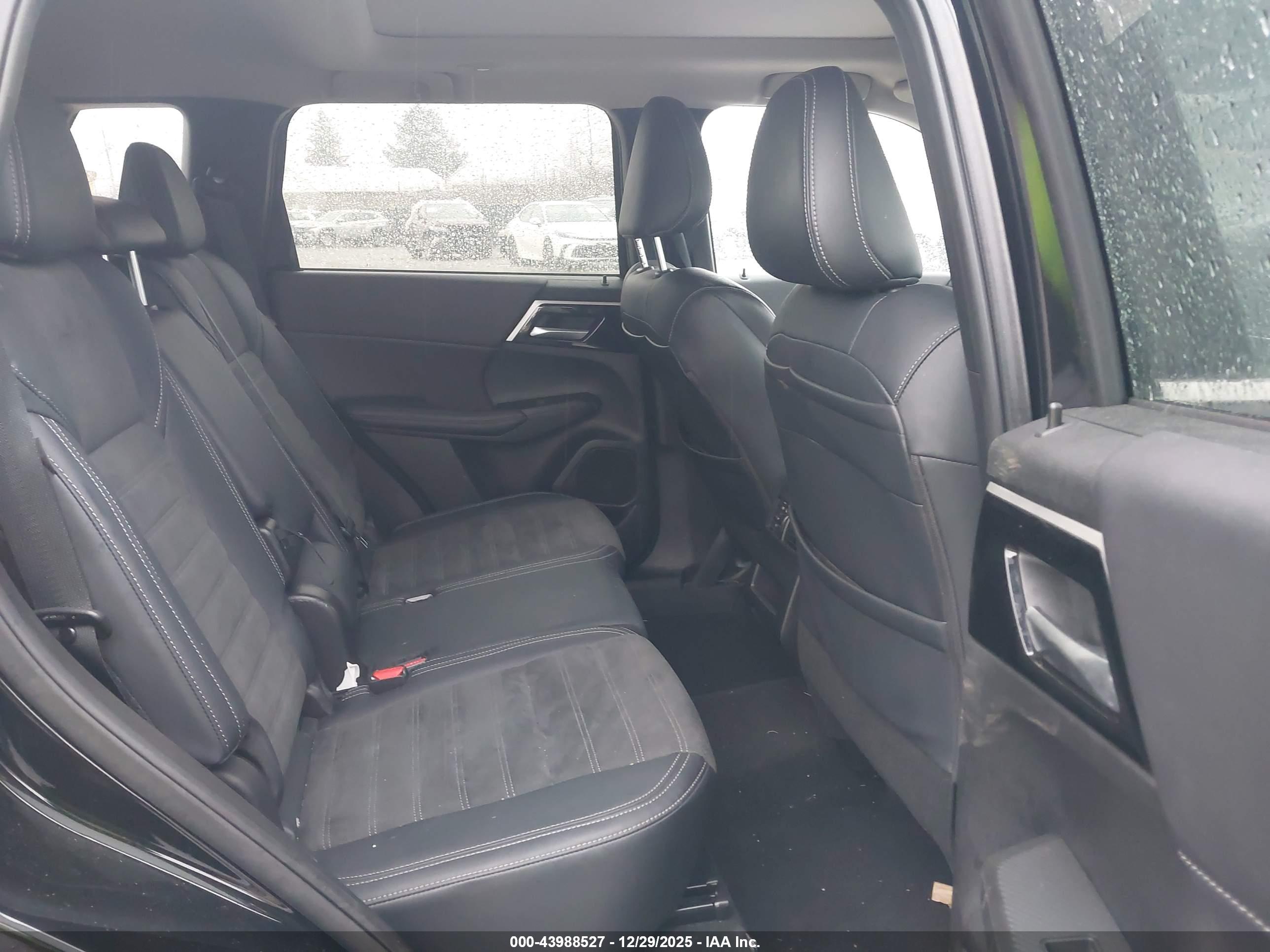 MITSUBISHI OUTLANDER image 8