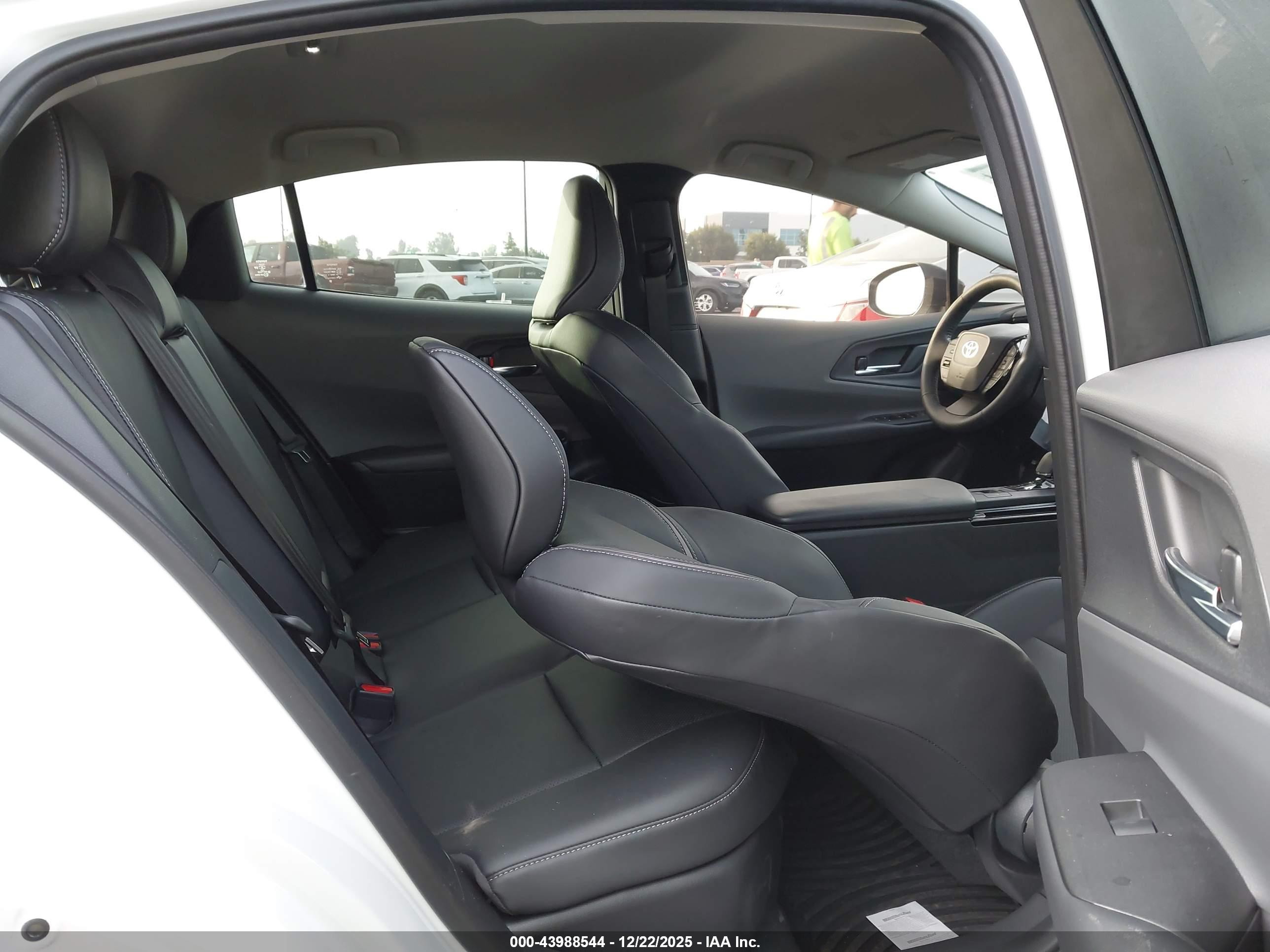 TOYOTA PRIUS image 8