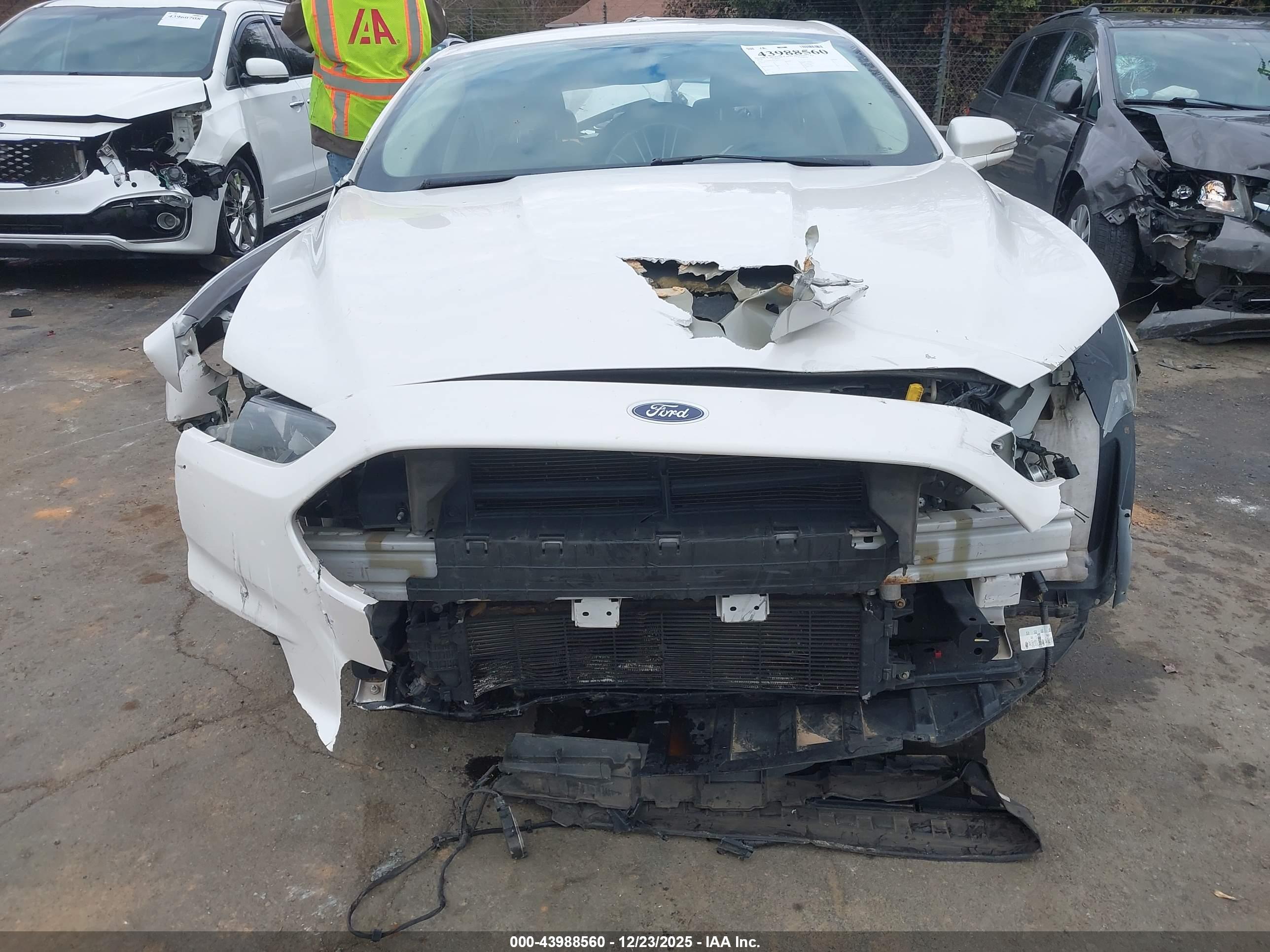 FORD FUSION image 6