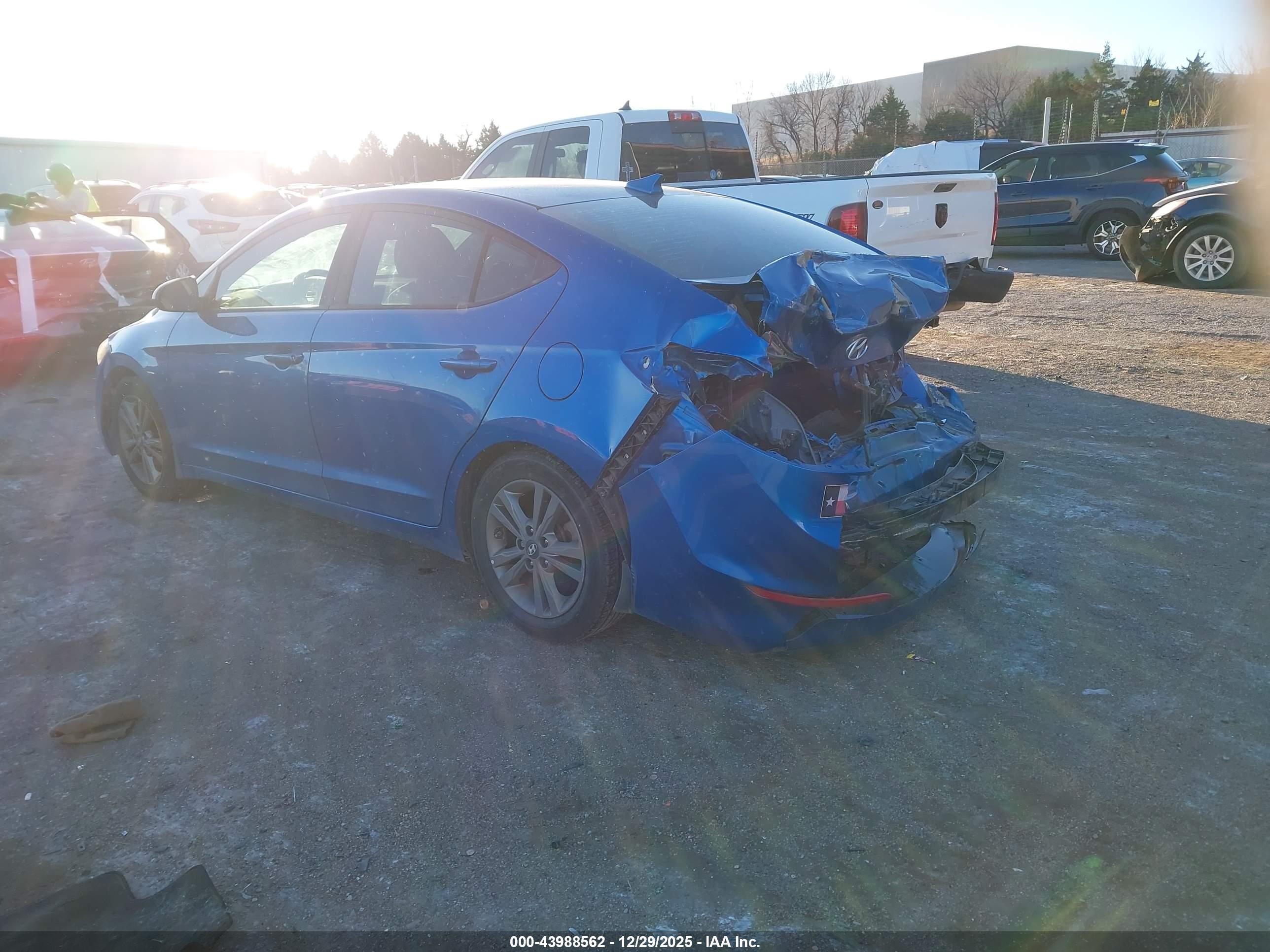 HYUNDAI ELANTRA image 3