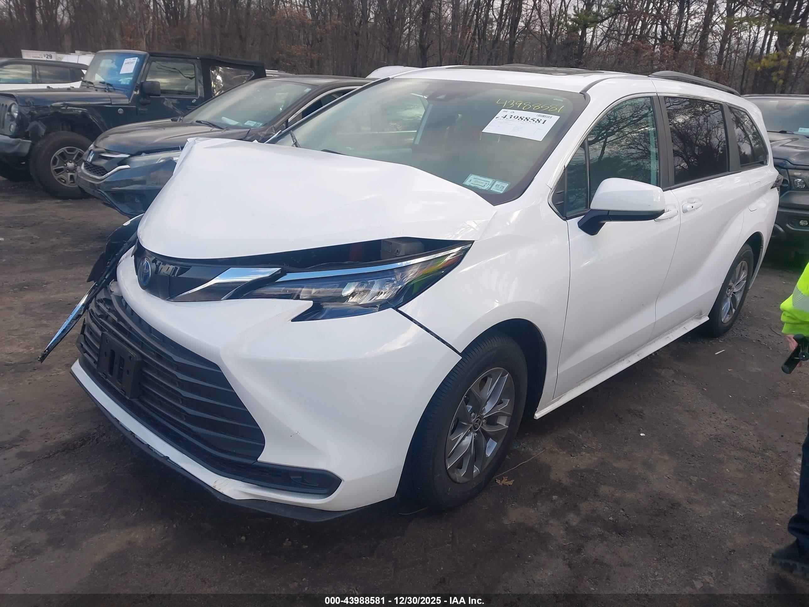 TOYOTA SIENNA image 2