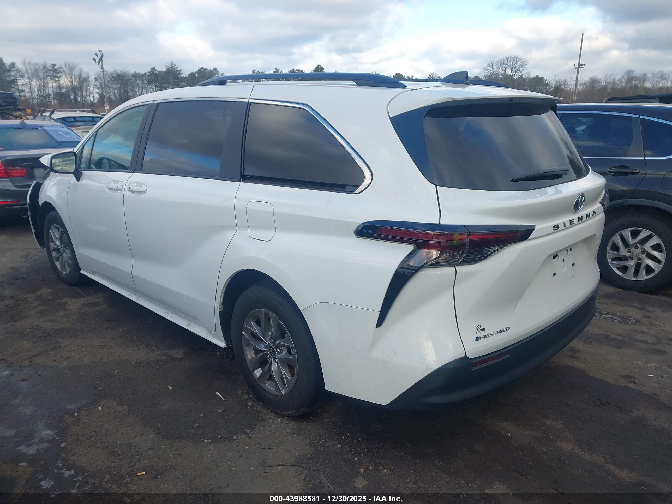 TOYOTA SIENNA image 3