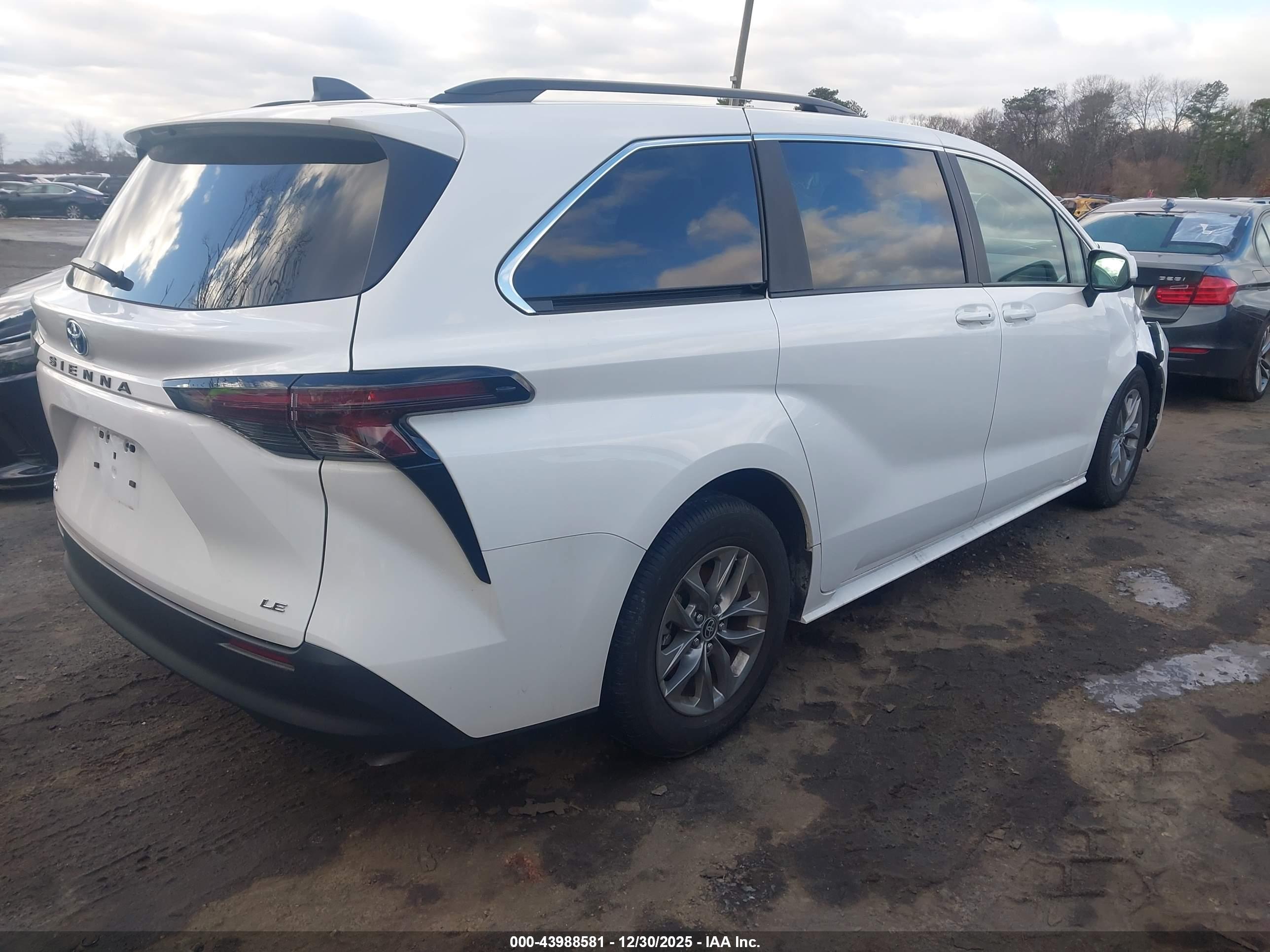 TOYOTA SIENNA image 4