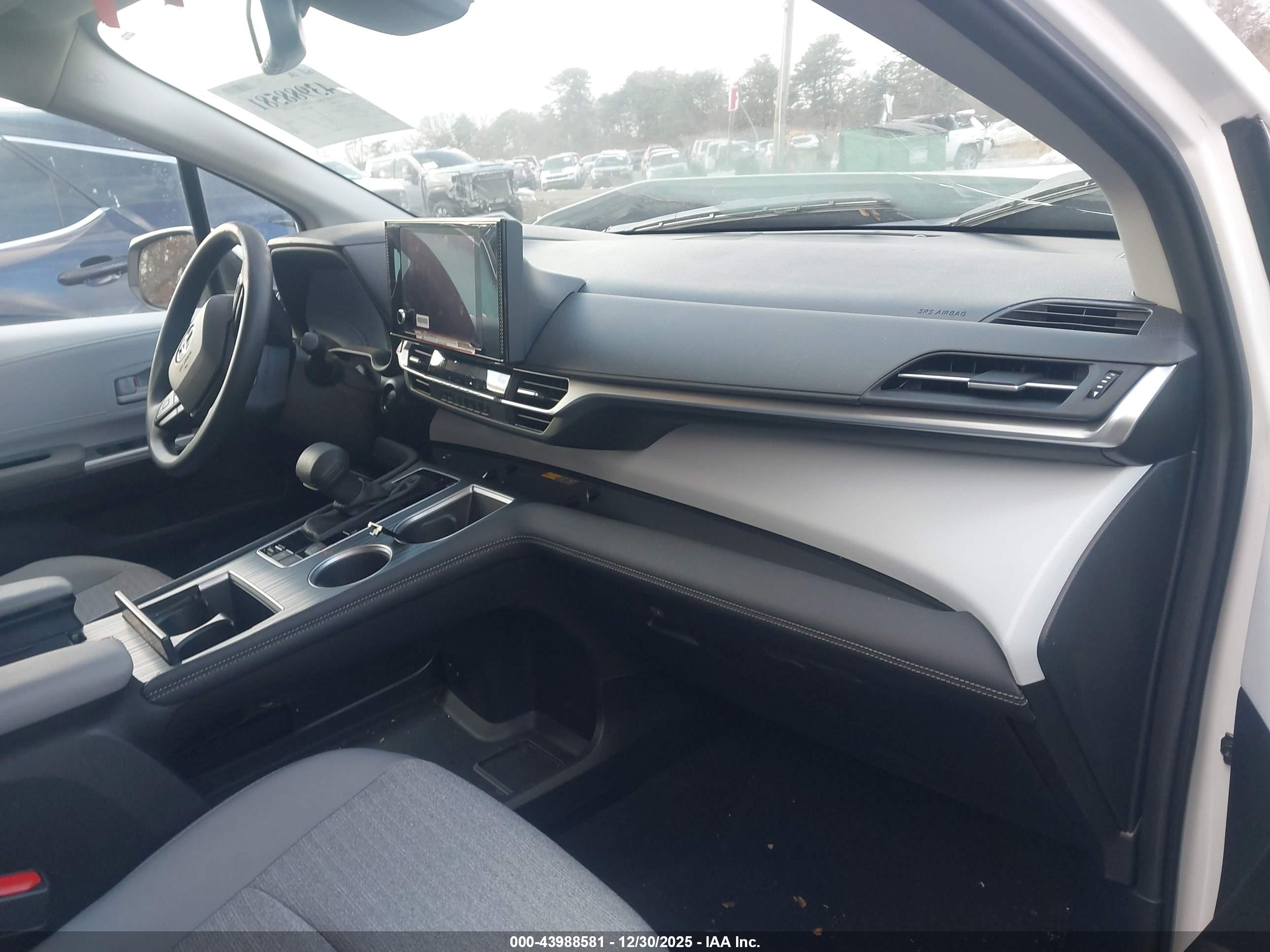 TOYOTA SIENNA image 5
