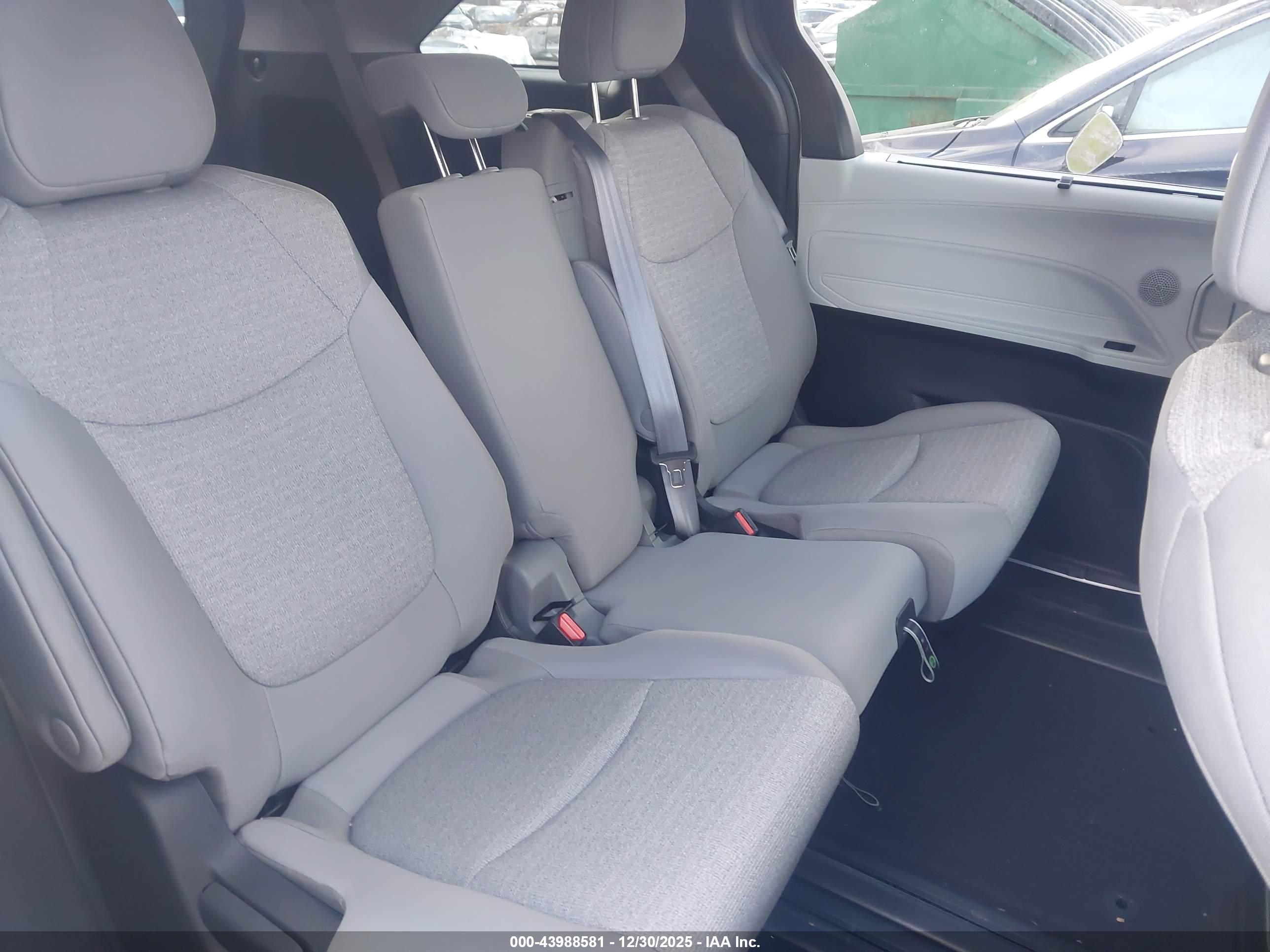 TOYOTA SIENNA image 8