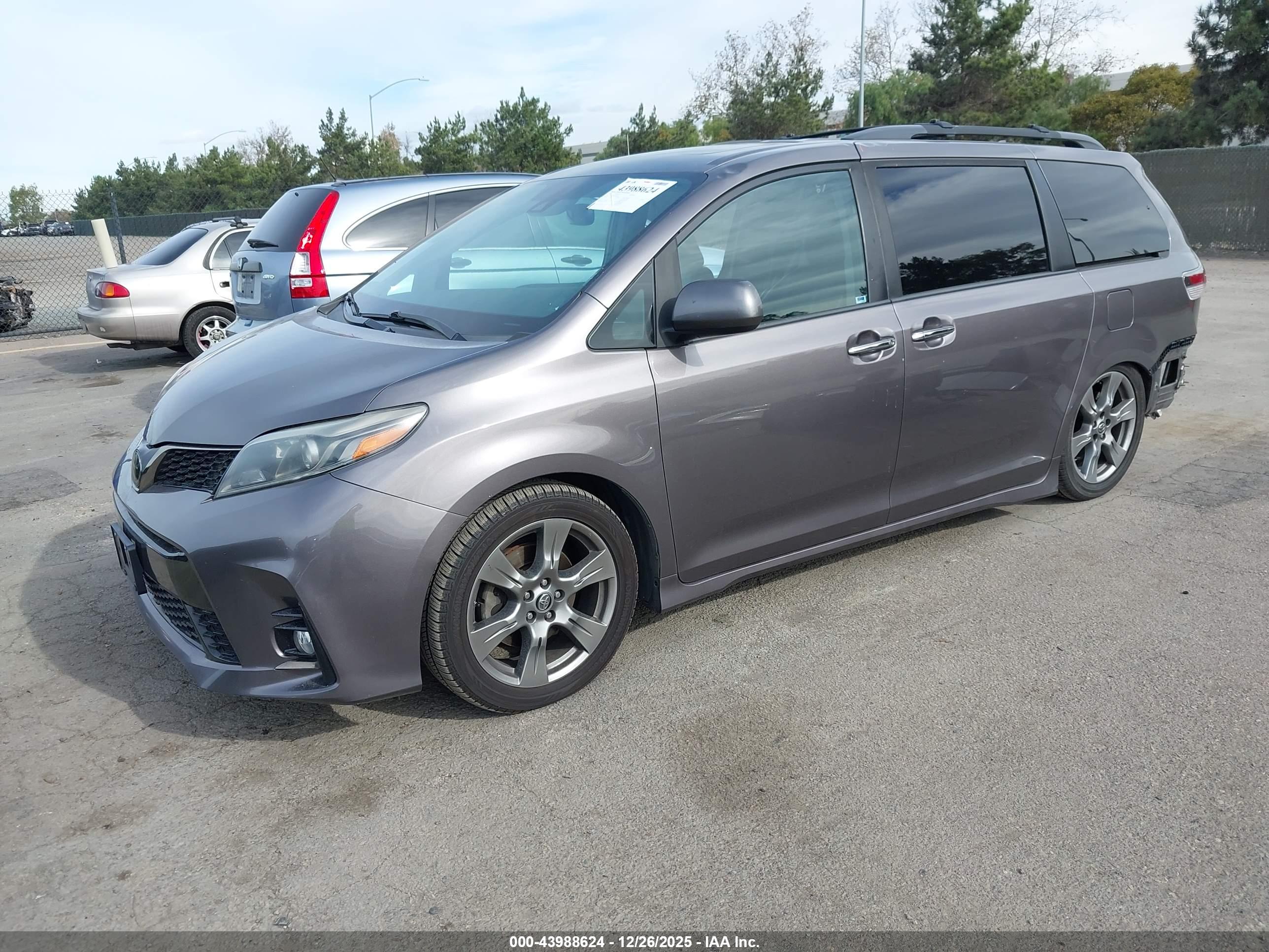 TOYOTA SIENNA image 2