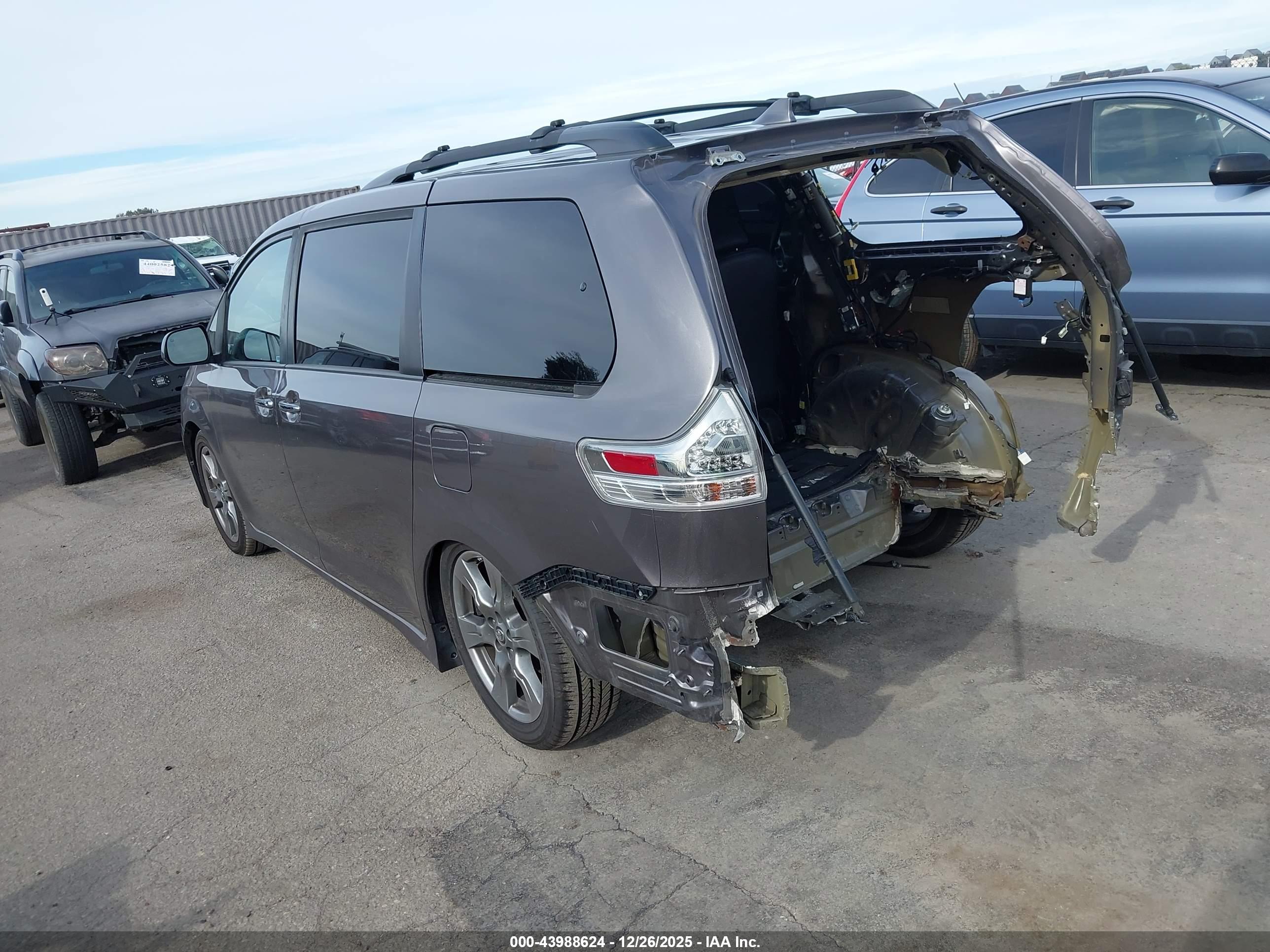 TOYOTA SIENNA image 3
