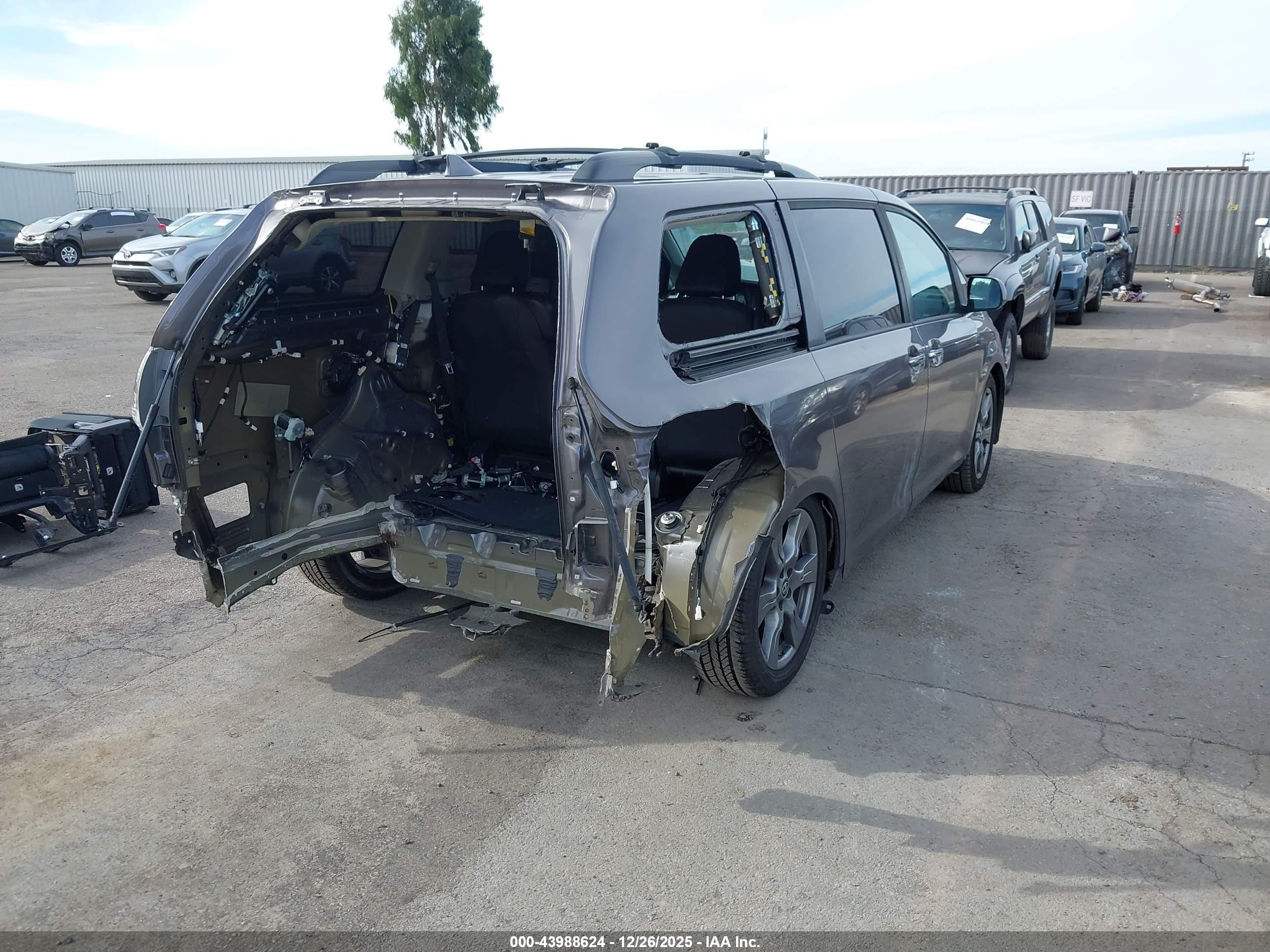 TOYOTA SIENNA image 4