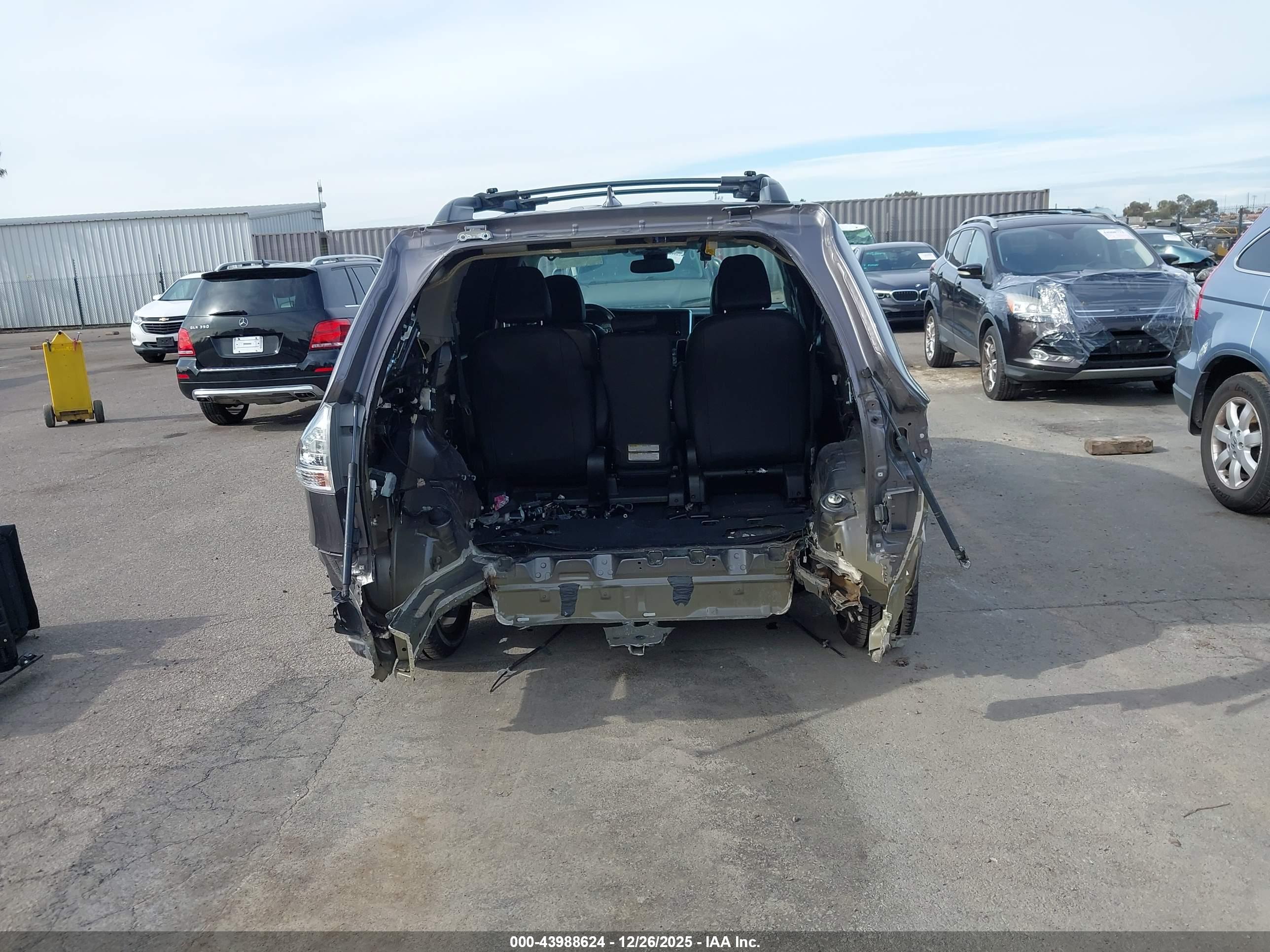 TOYOTA SIENNA image 6