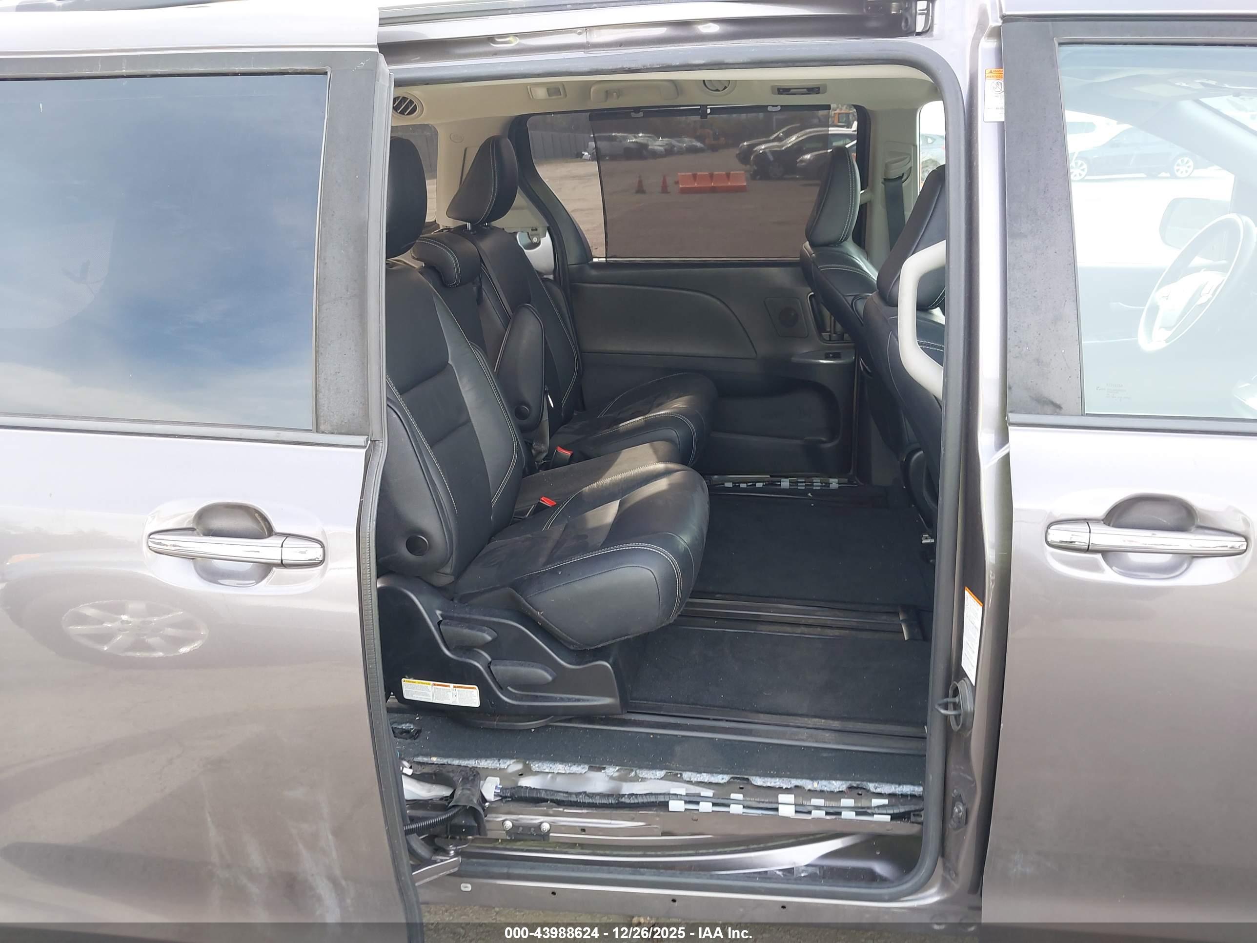 TOYOTA SIENNA image 8