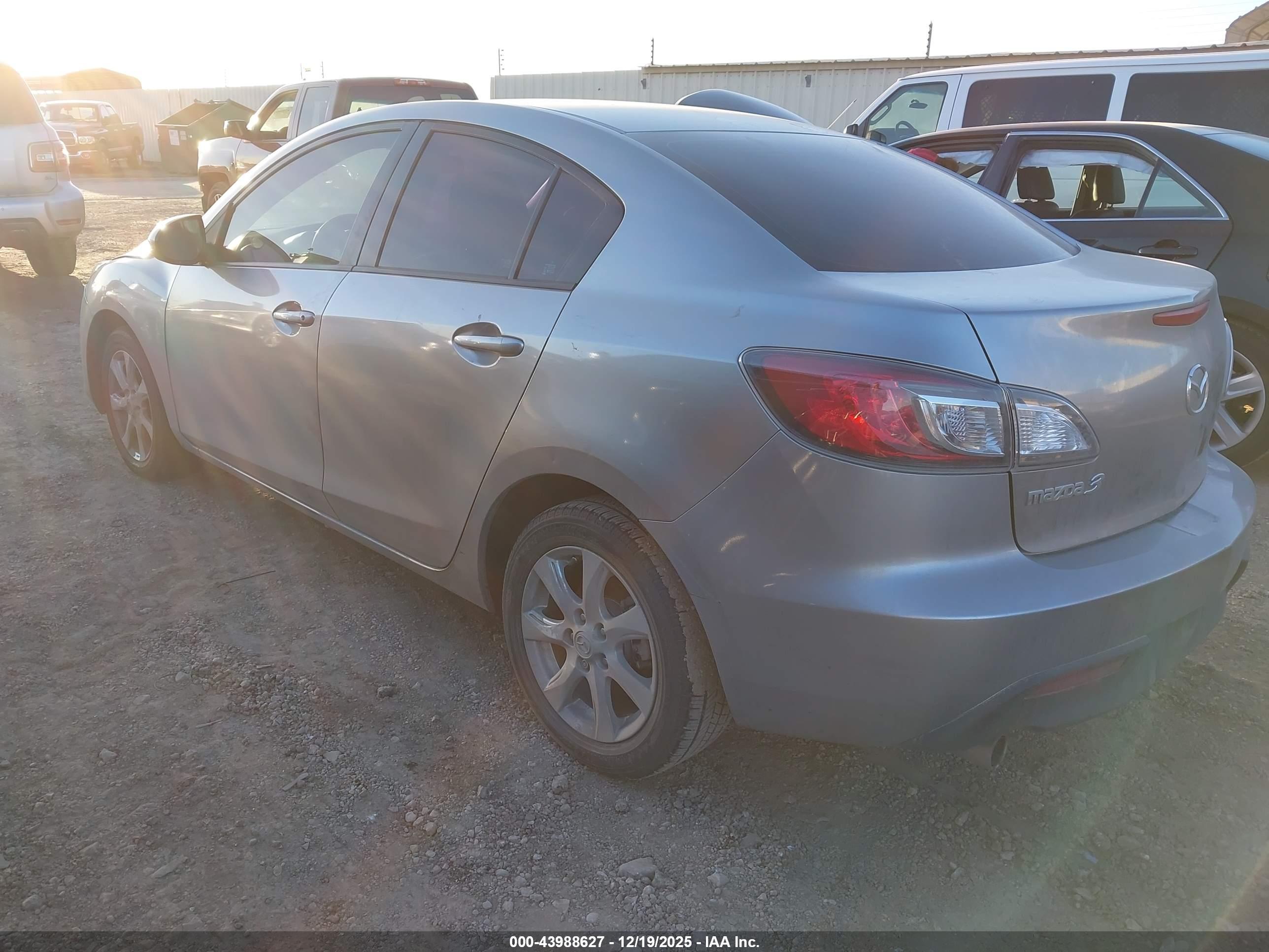 MAZDA MAZDA3 image 3