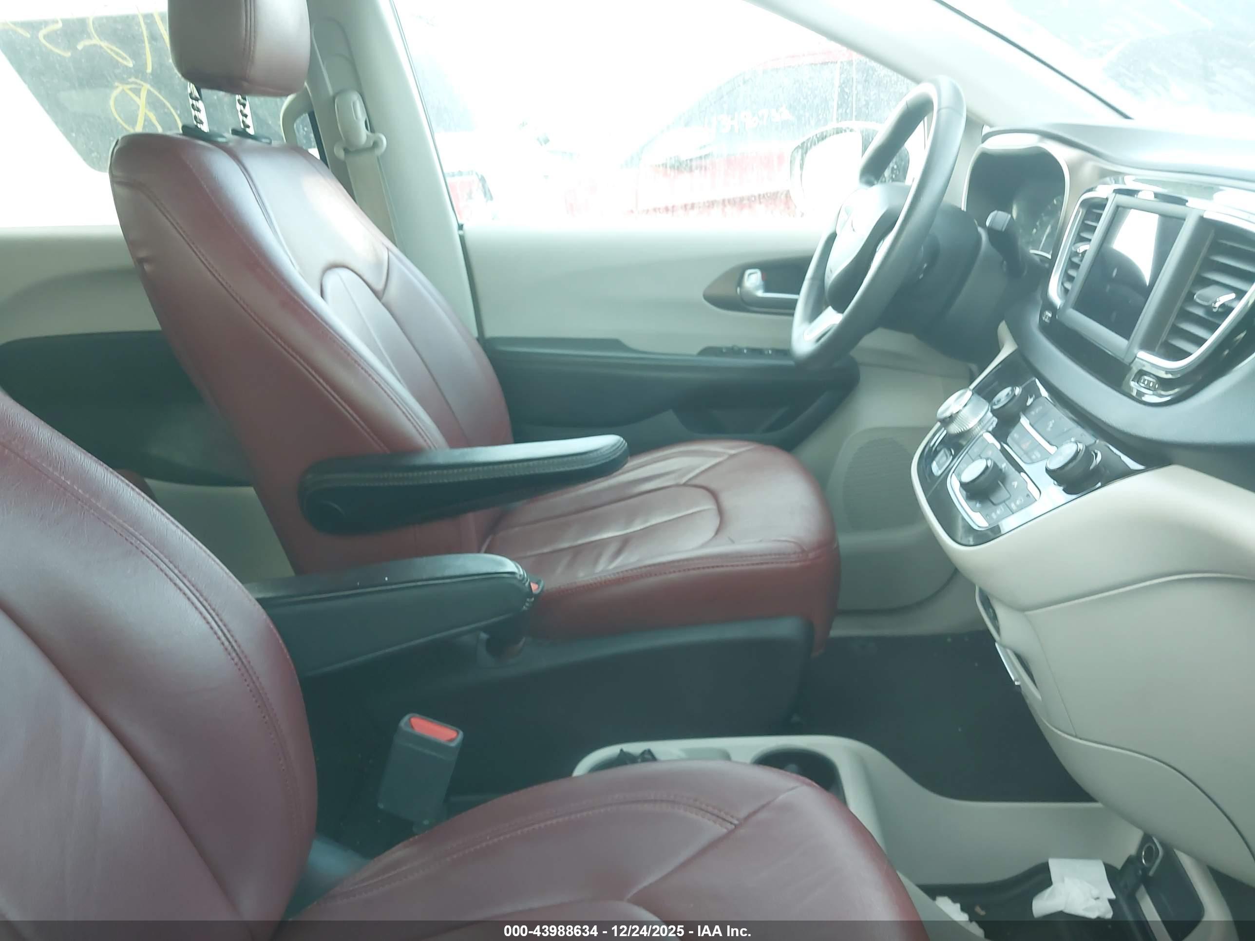 CHRYSLER PACIFICA image 5