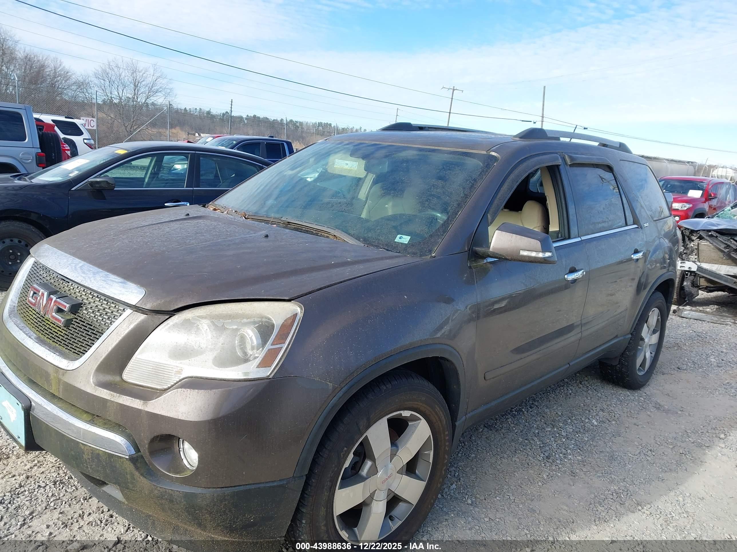 GMC ACADIA image 2