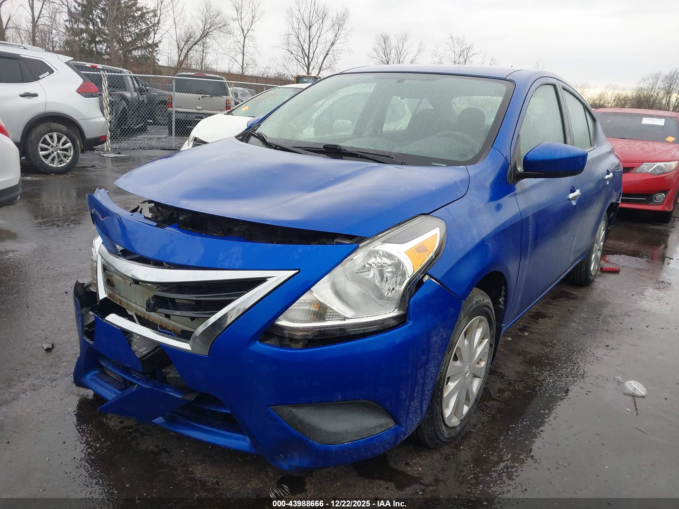 NISSAN VERSA image 2