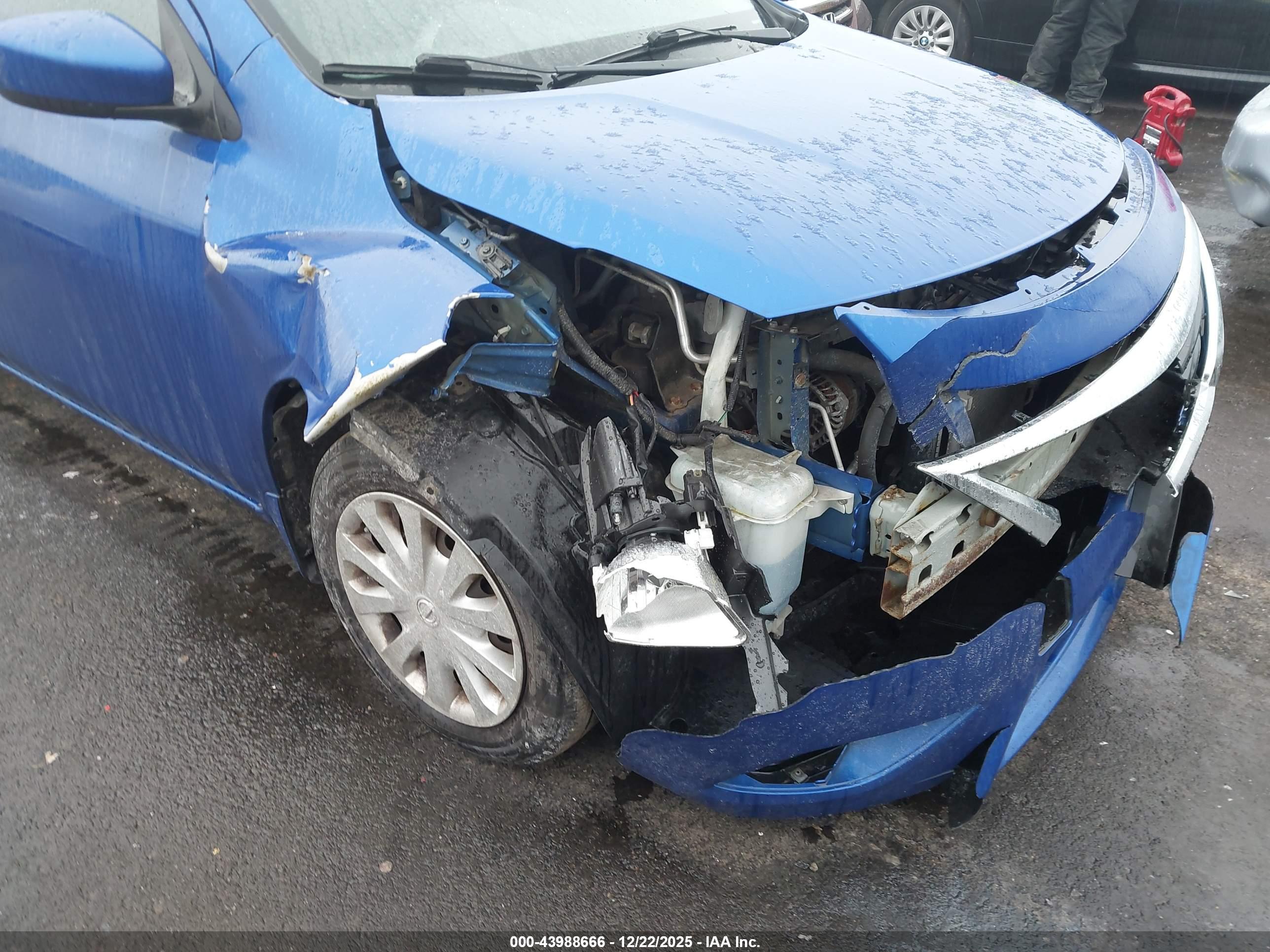 NISSAN VERSA image 6