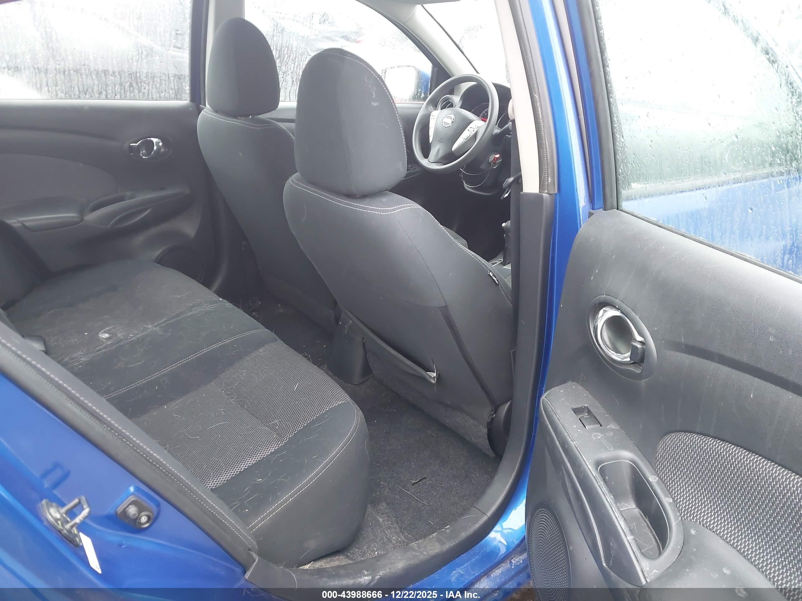 NISSAN VERSA image 8