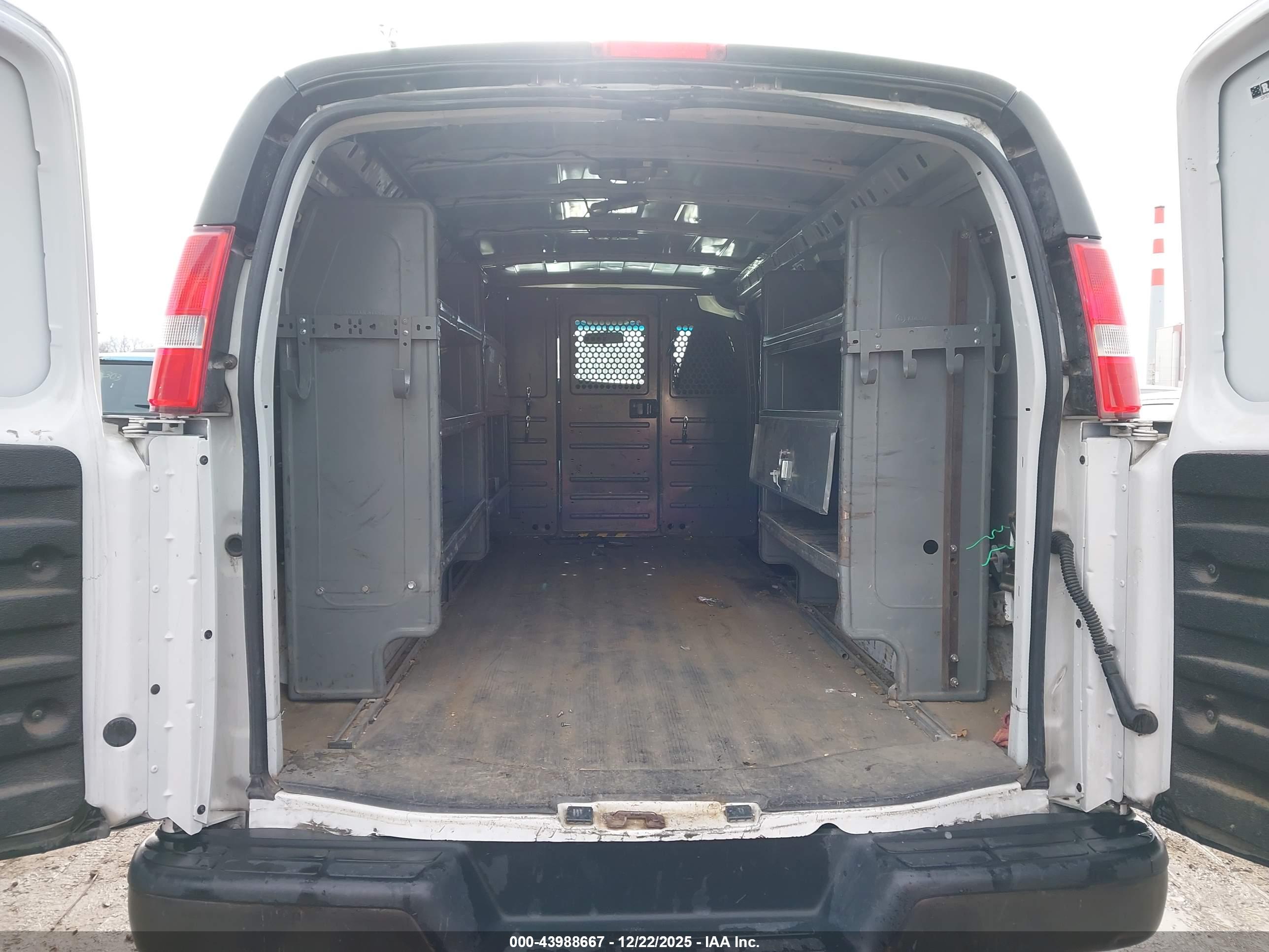 CHEVROLET EXPRESS image 8