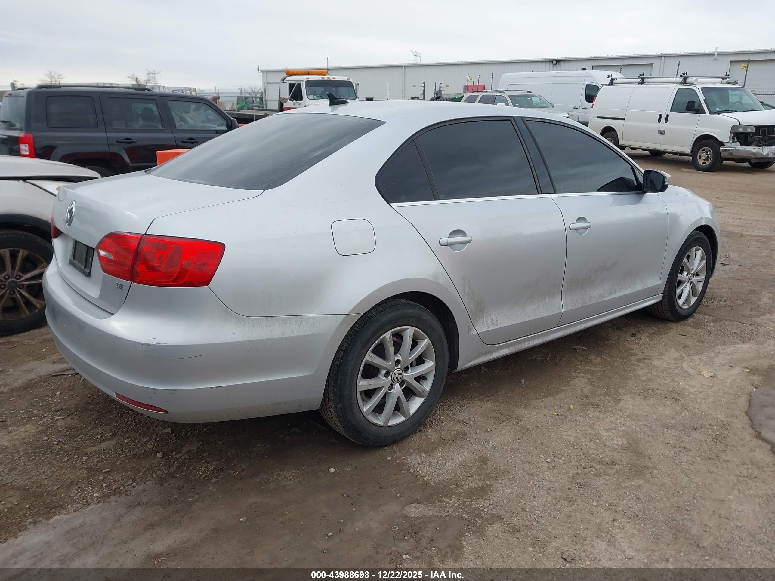 VOLKSWAGEN JETTA image 4