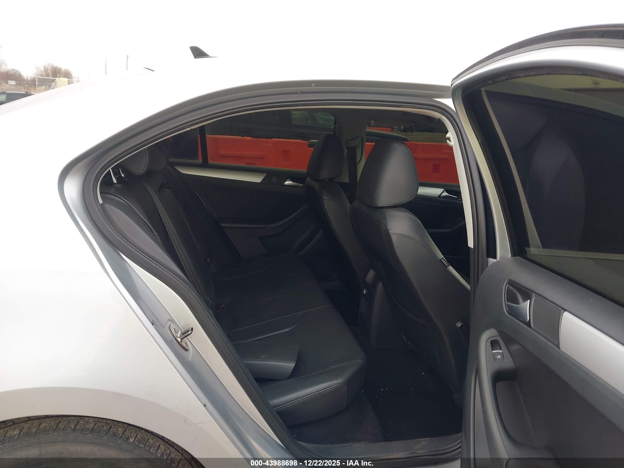 VOLKSWAGEN JETTA image 8