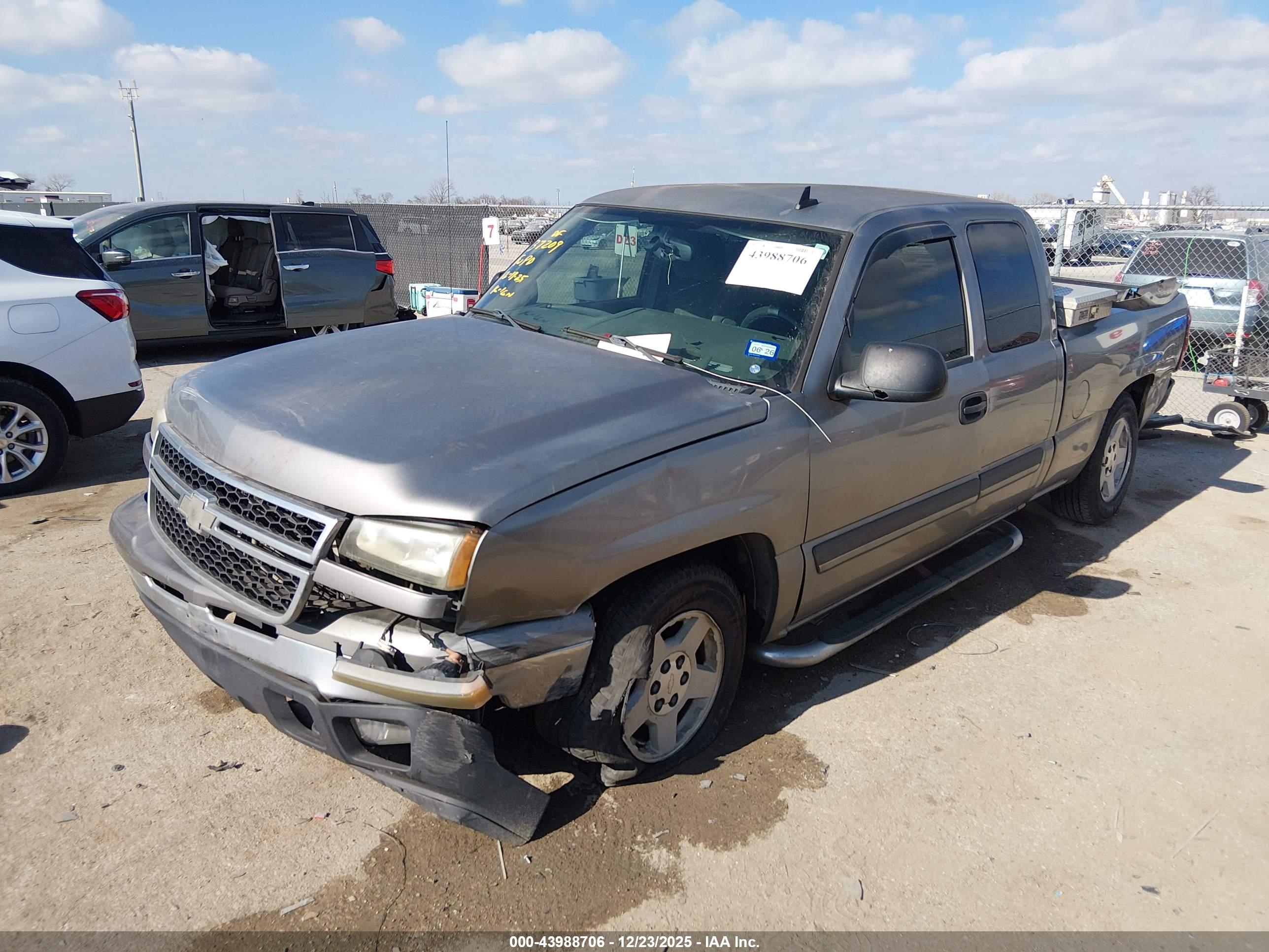 CHEVROLET SILVERADO image 2