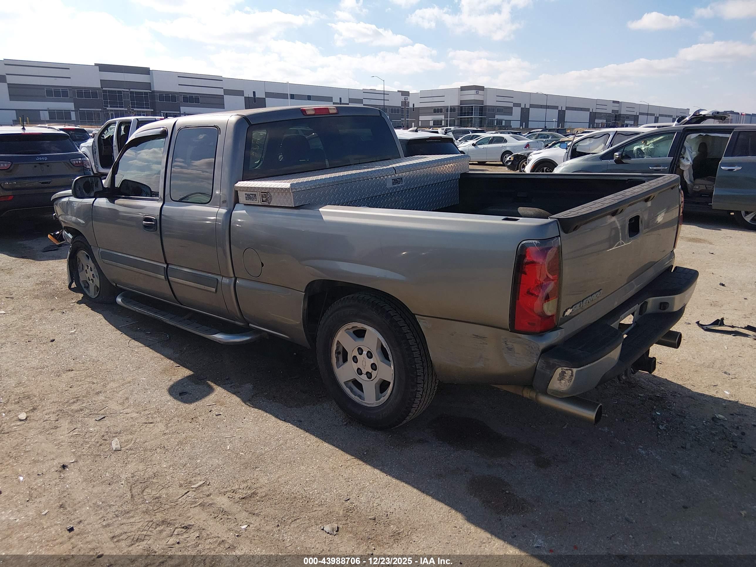 CHEVROLET SILVERADO image 3
