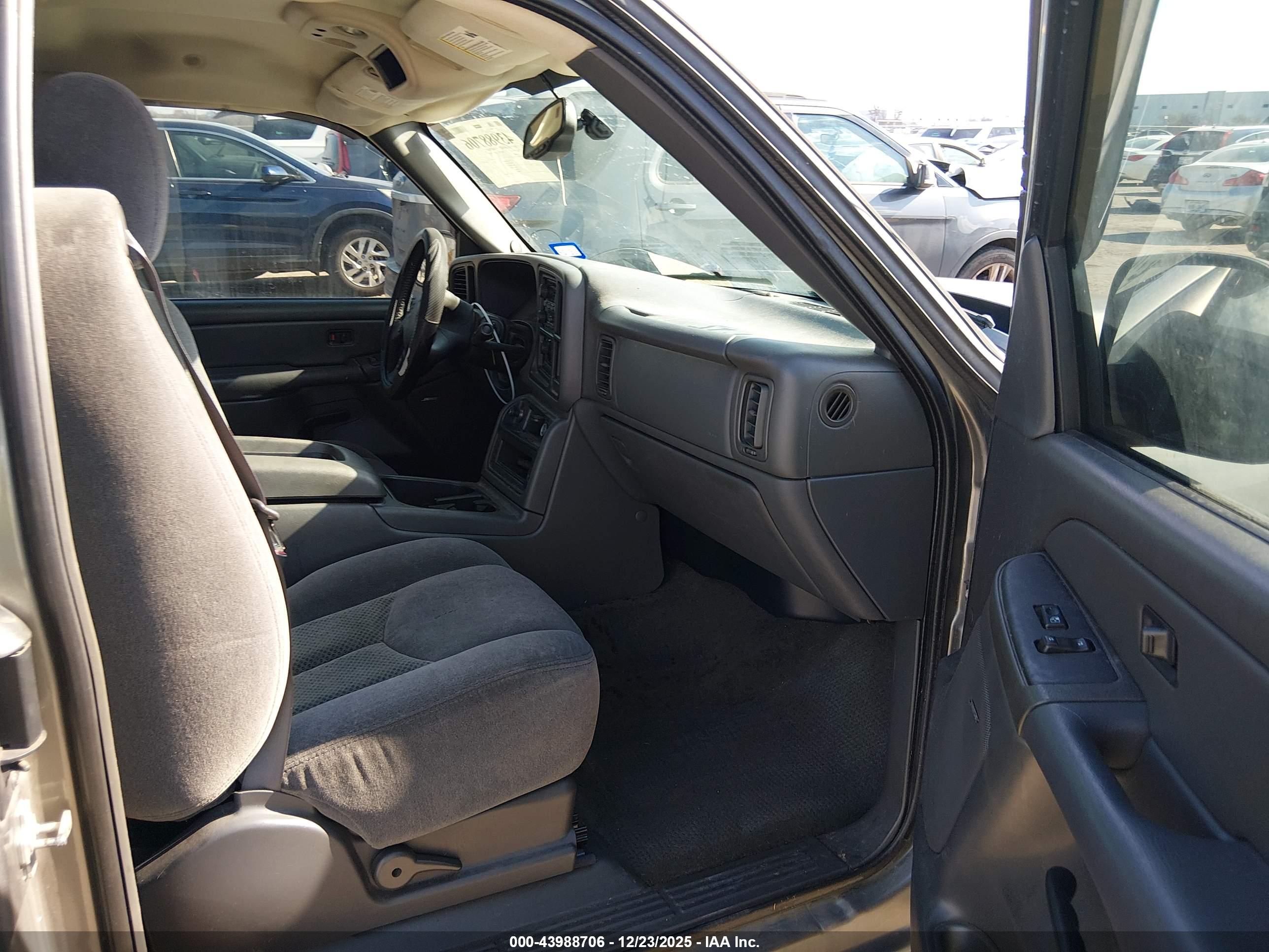 CHEVROLET SILVERADO image 5