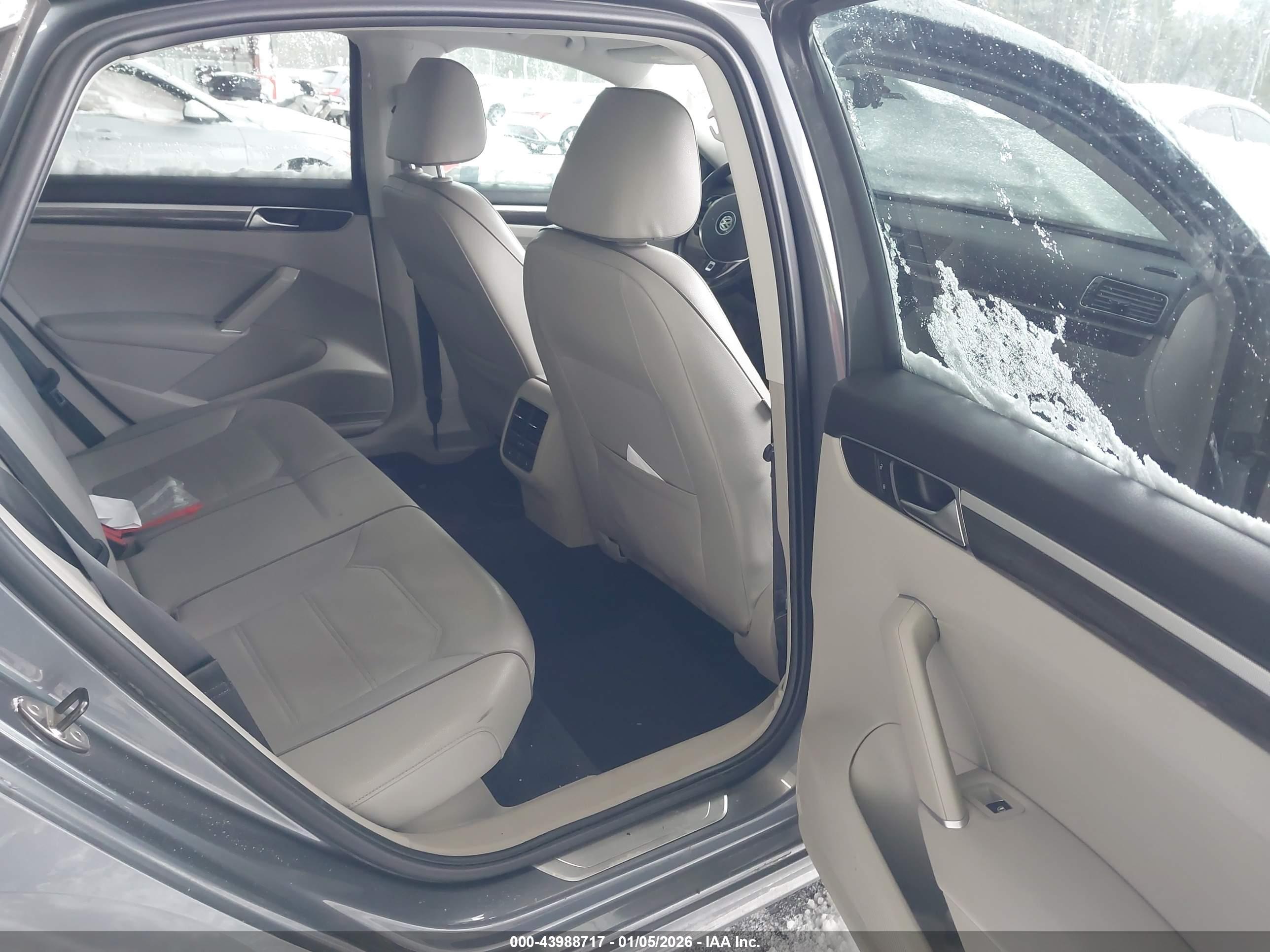 VOLKSWAGEN PASSAT image 8