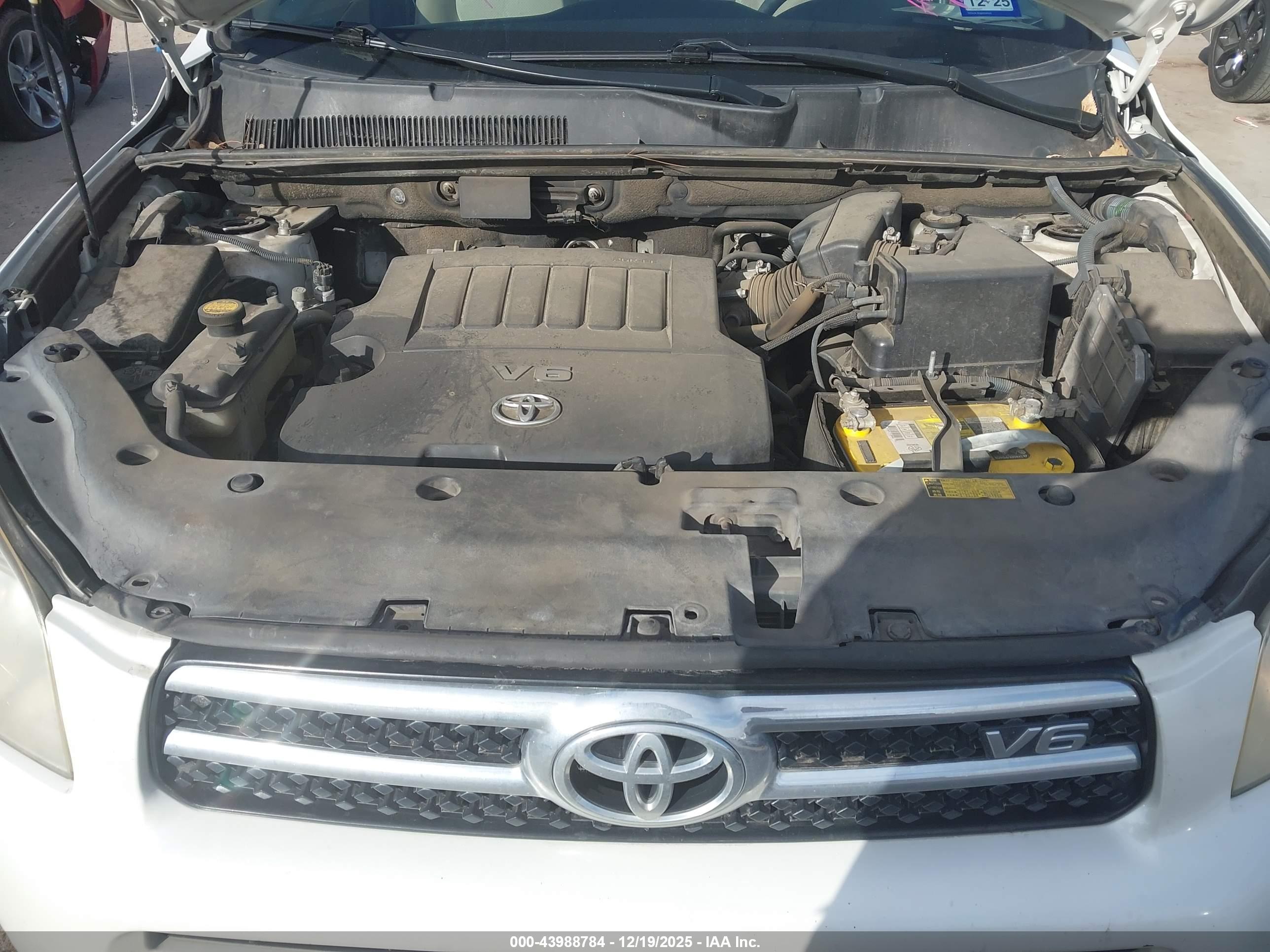 TOYOTA RAV4 image 10