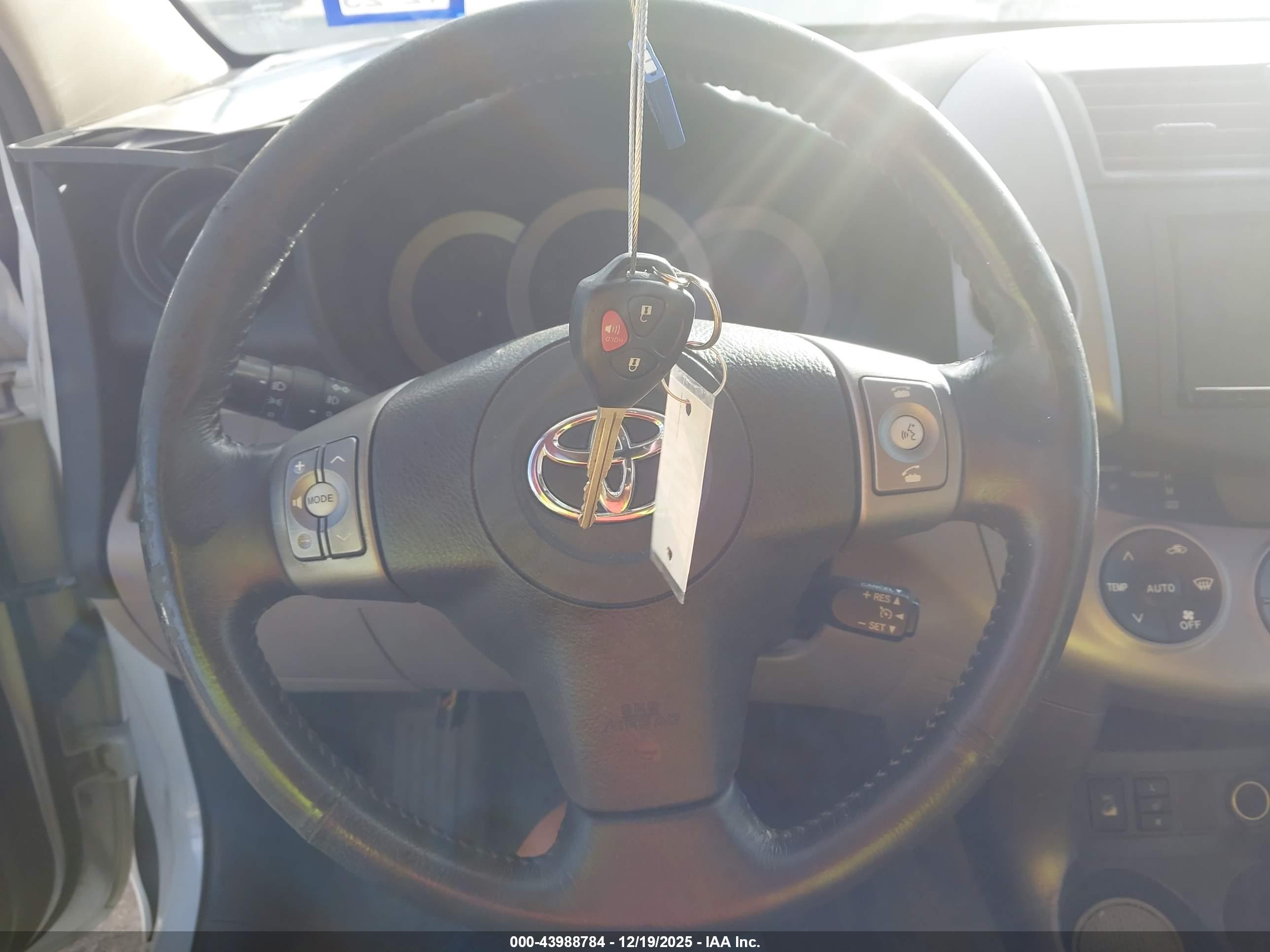 TOYOTA RAV4 image 11