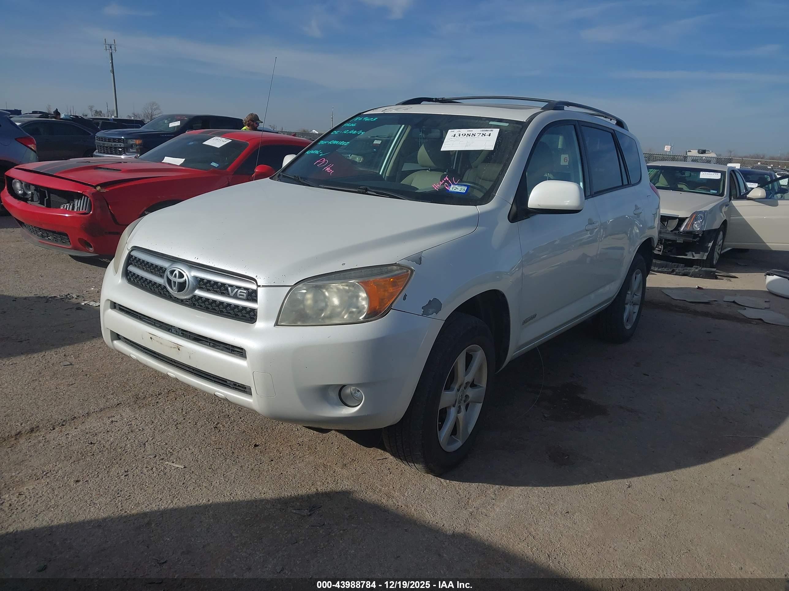 TOYOTA RAV4 image 2