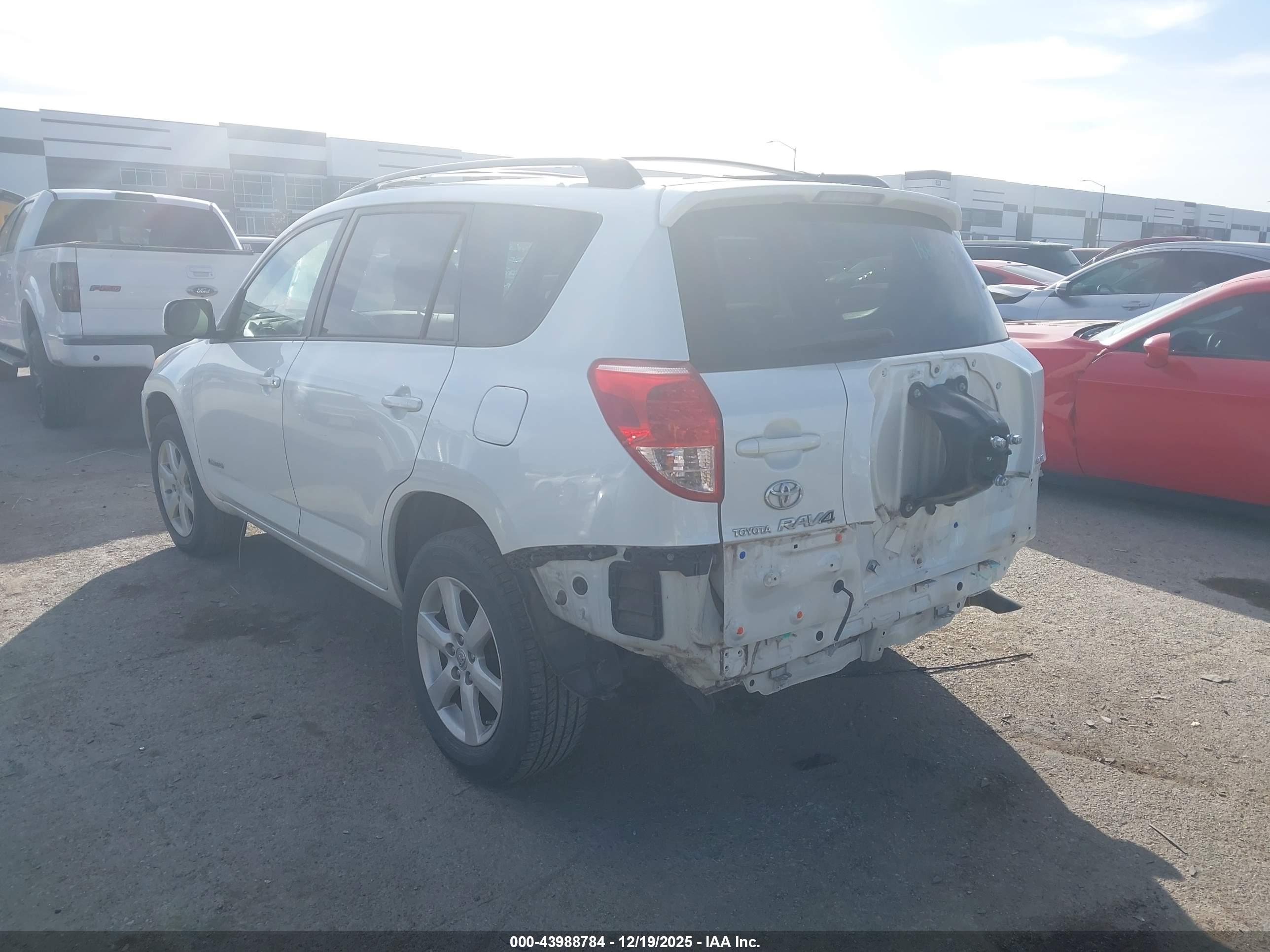 TOYOTA RAV4 image 3