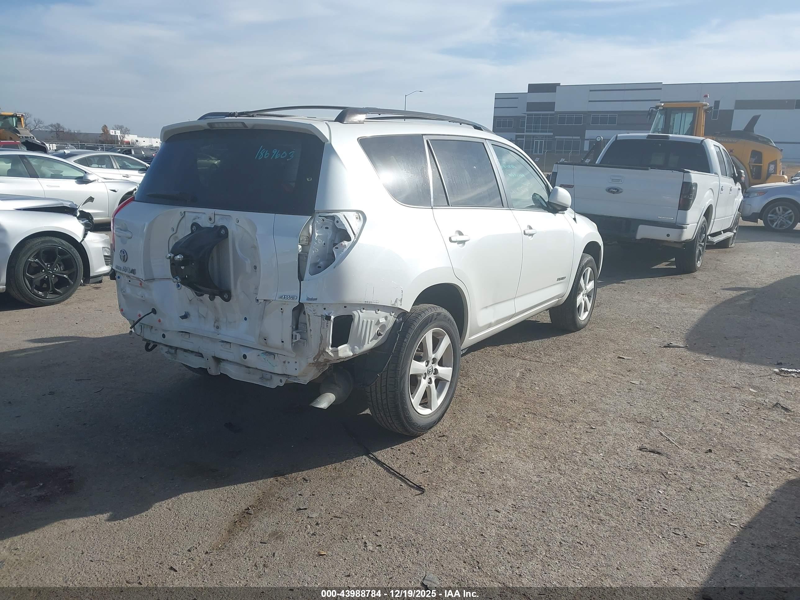 TOYOTA RAV4 image 4