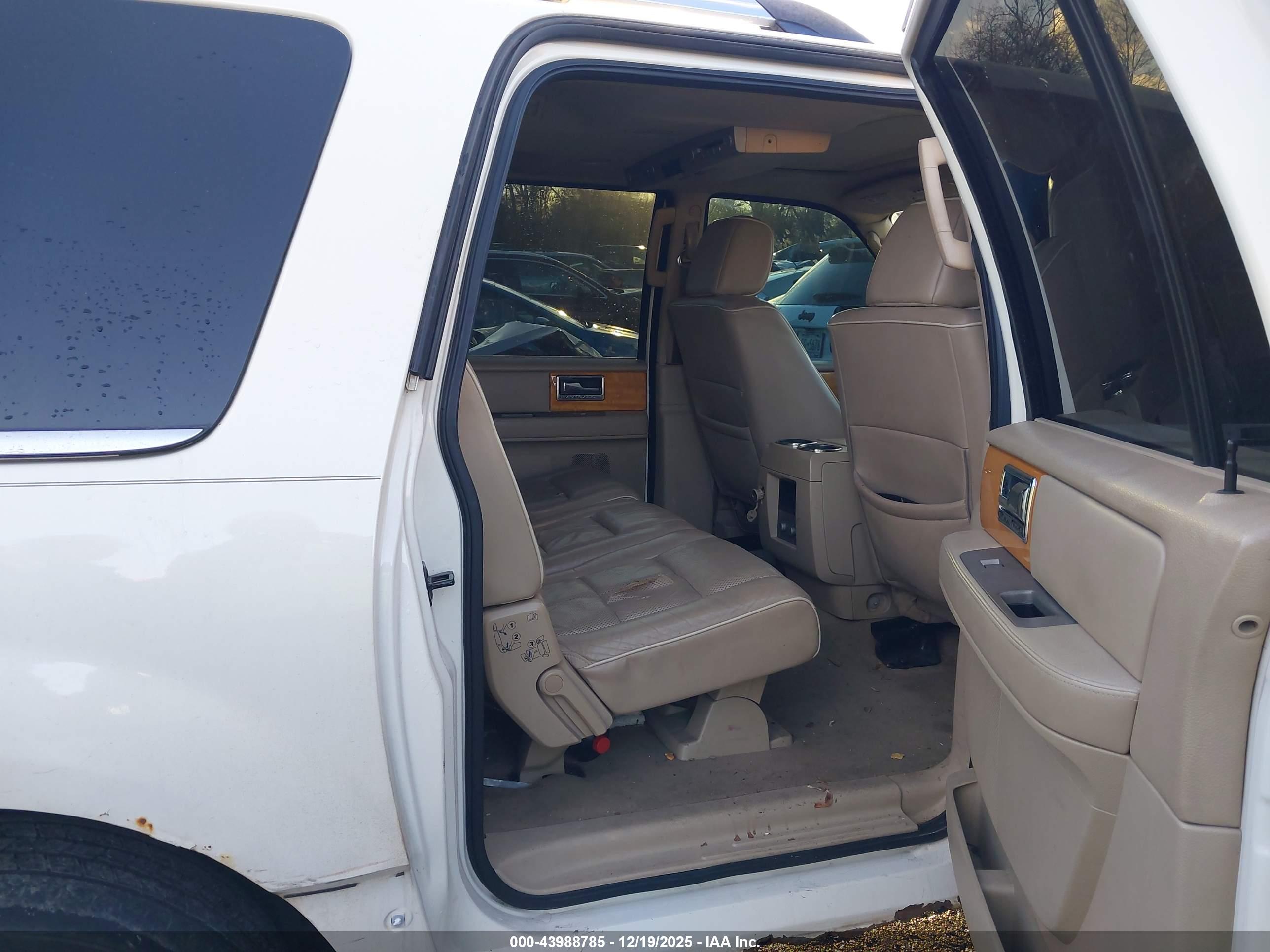 LINCOLN NAVIGATOR image 8