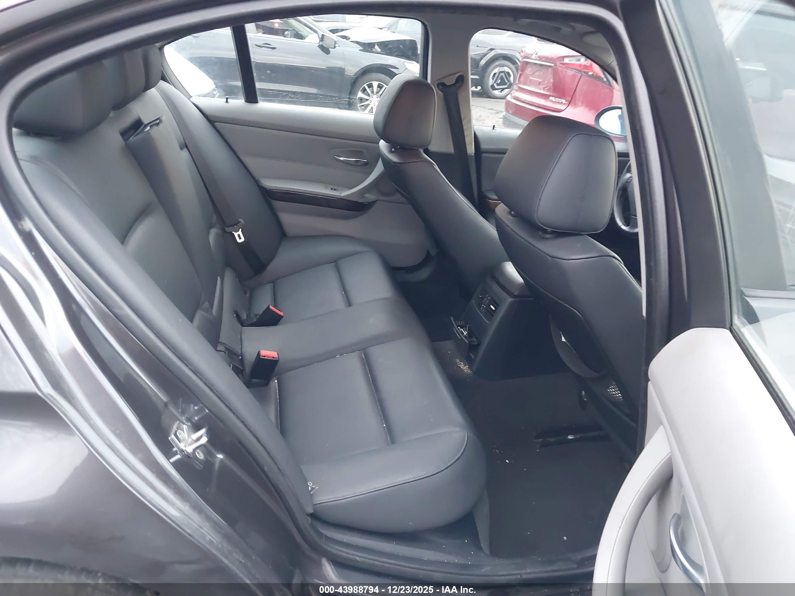 BMW 328XI image 8