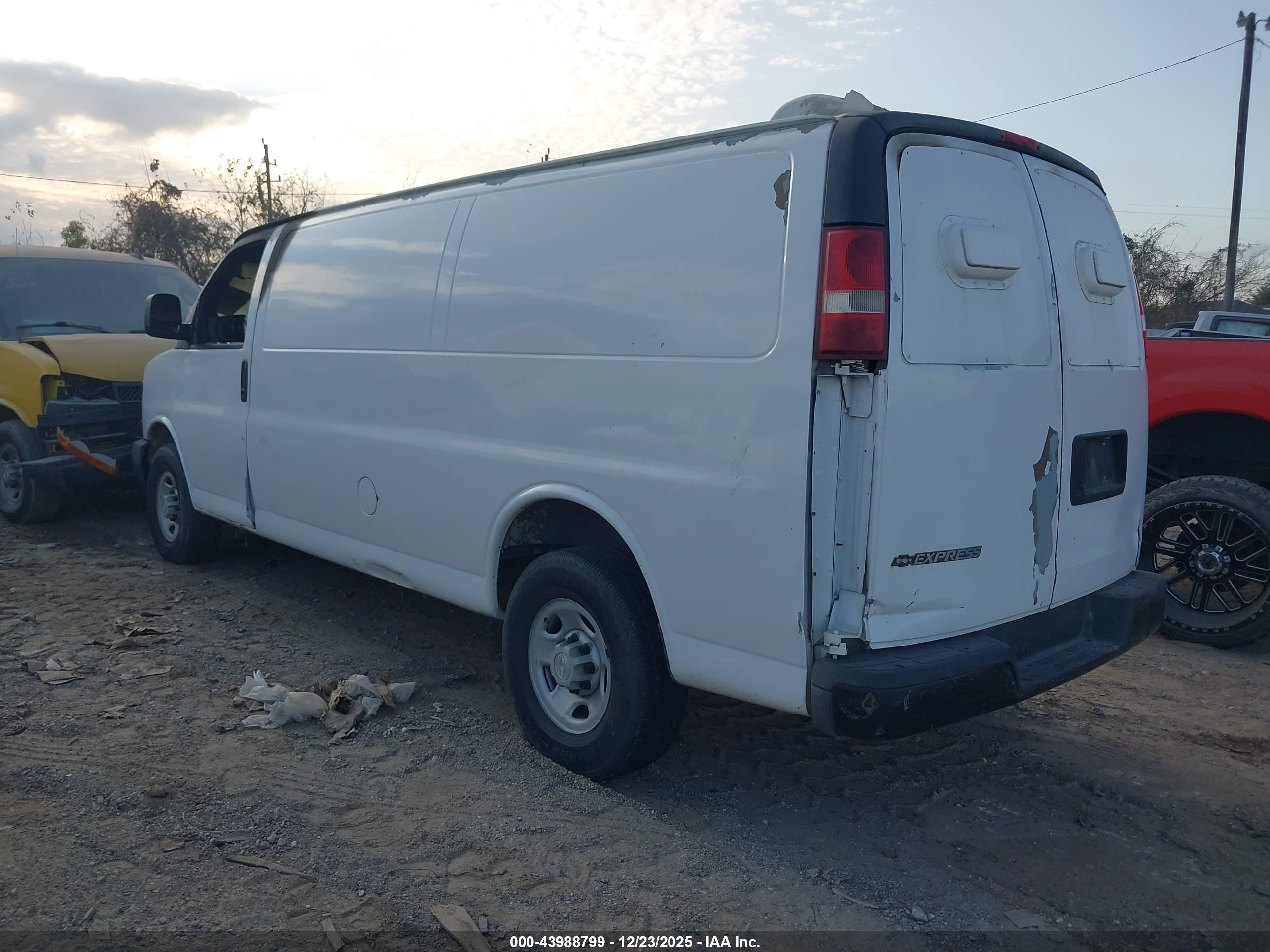 CHEVROLET EXPRESS image 3